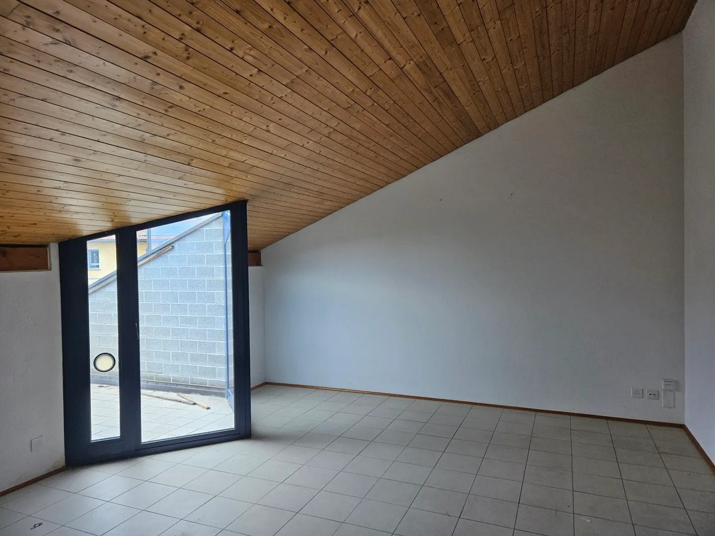 Schöne 2,5-Zimmer-Wohnung in sehr ruhiger, praktischer Lage - oberste Etage - Foto 8 von 11