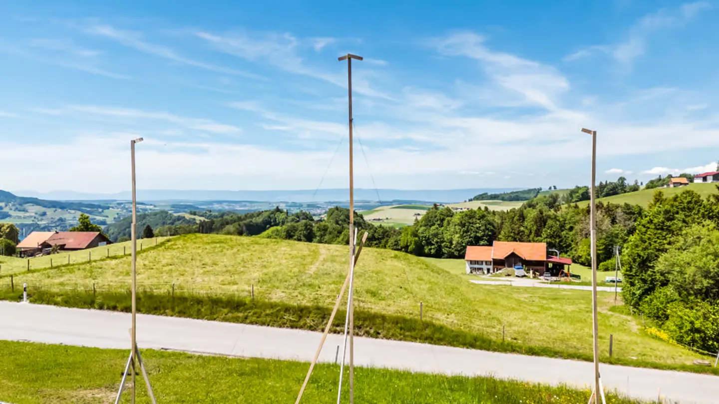 Hängendes Grundstück zwischen See und Bergen, mit Baugenehmigung - Foto 2 von 9