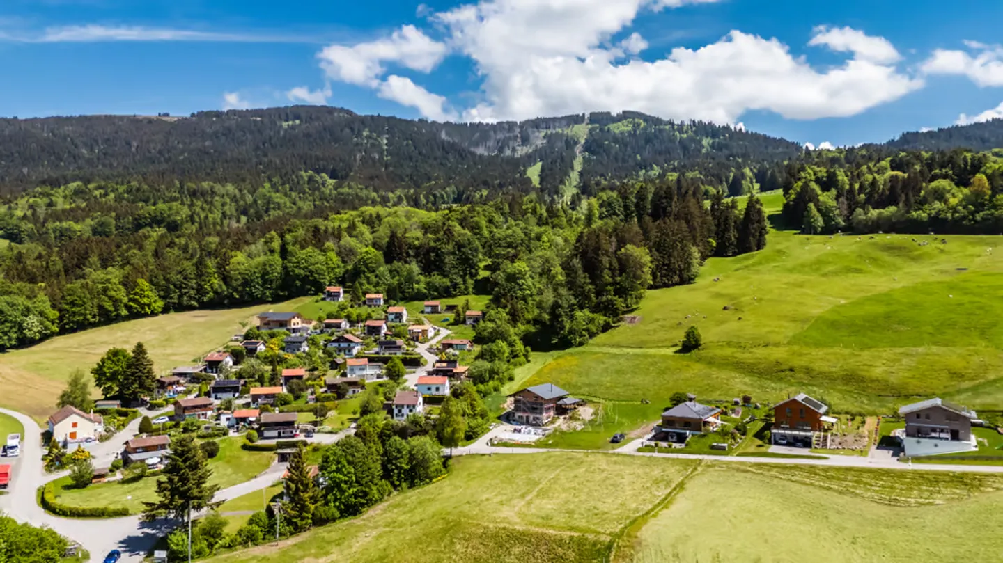 Hängendes Grundstück zwischen See und Bergen, mit Baugenehmigung - Foto 3 von 9