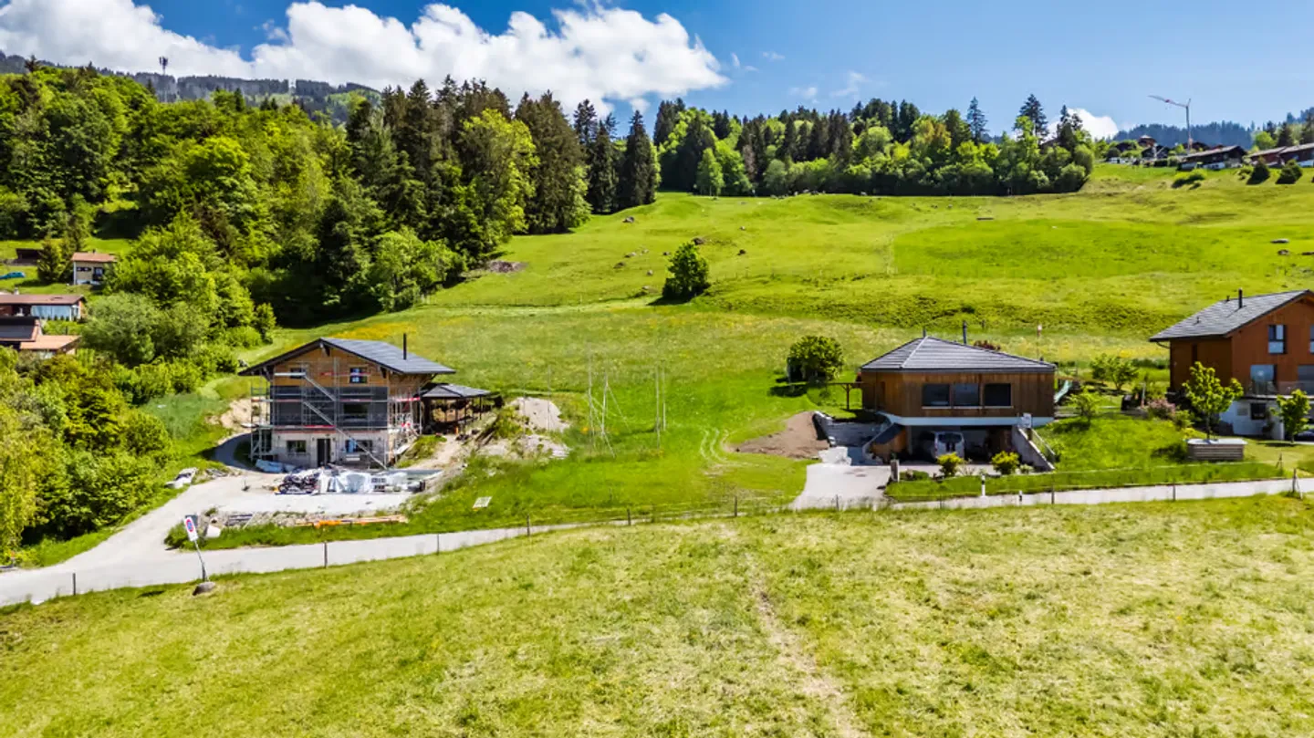 Hängendes Grundstück zwischen See und Bergen, mit Baugenehmigung - Foto 6 von 9