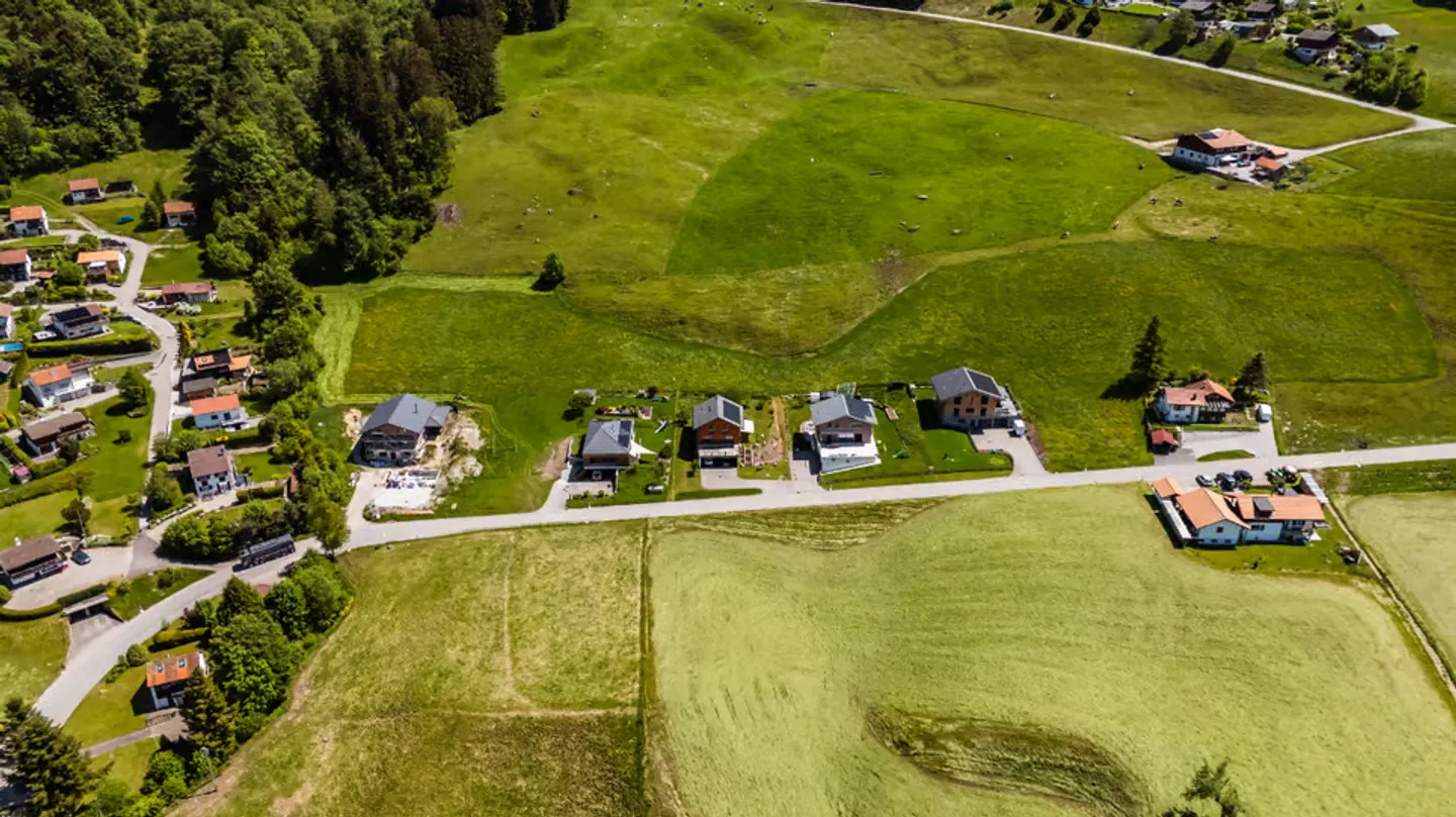 Hängendes Grundstück zwischen See und Bergen, mit Baugenehmigung - Foto 5 von 9