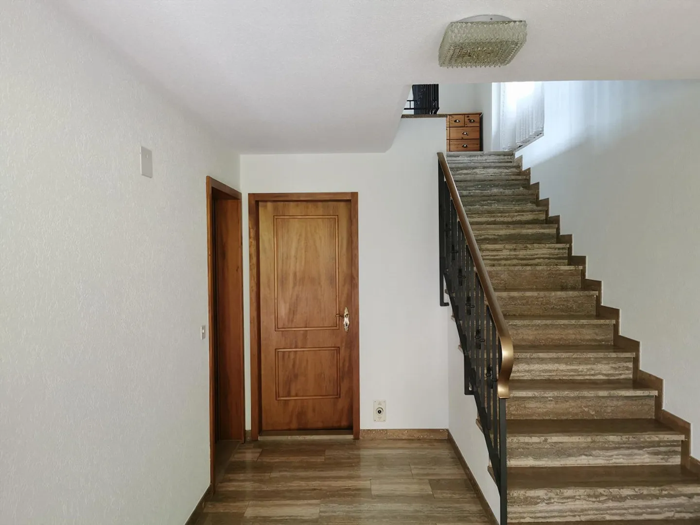 Ampia casa unifamiliare di 6 stanze con doppio garage, con vista panoramica - Foto 5 di 26