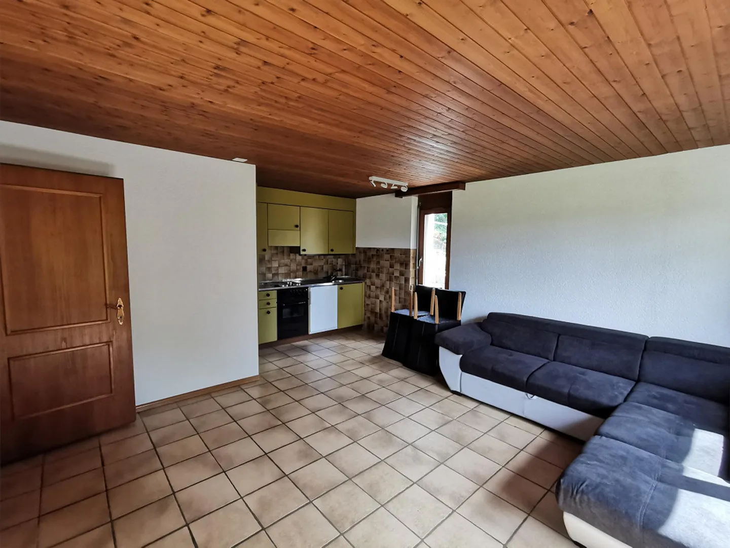 Ampia casa unifamiliare di 6 stanze con doppio garage, con vista panoramica - Foto 7 di 26