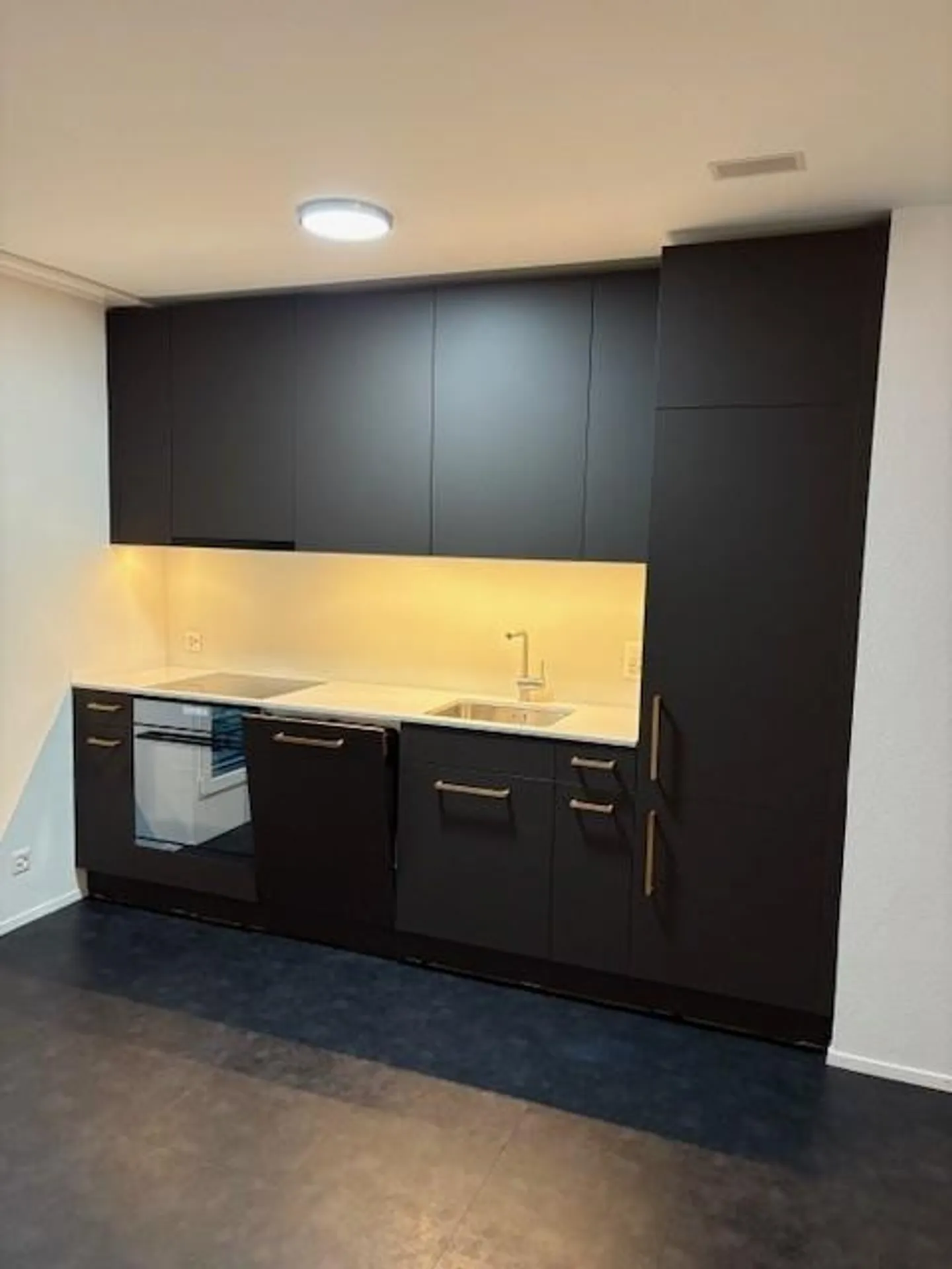 Kreativer Atelierraum zu Vermieten - Foto 1 von 6