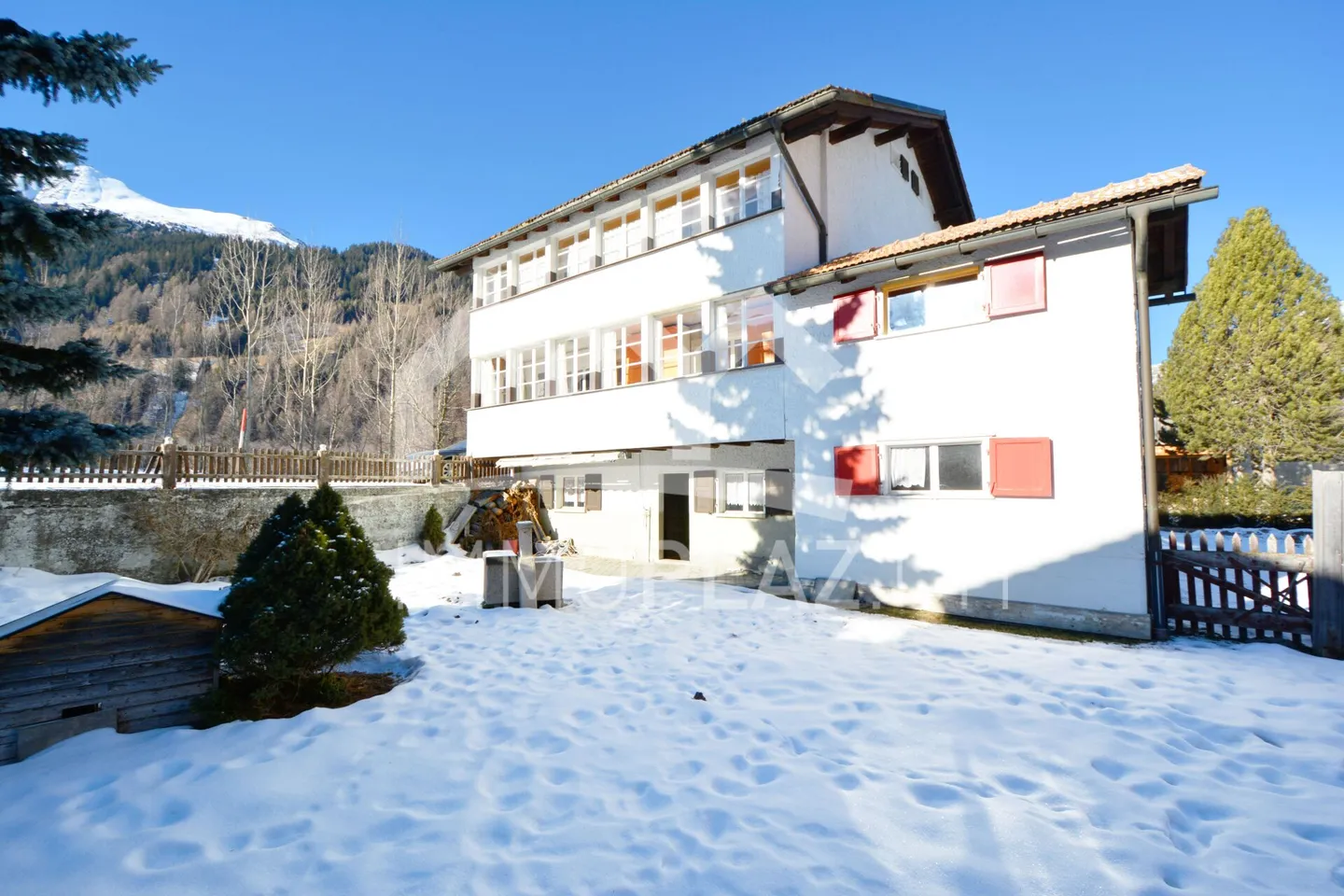 Maison bifamiliale avec potentiel d'aménagement près de Savognin - Photo 1 sur 10