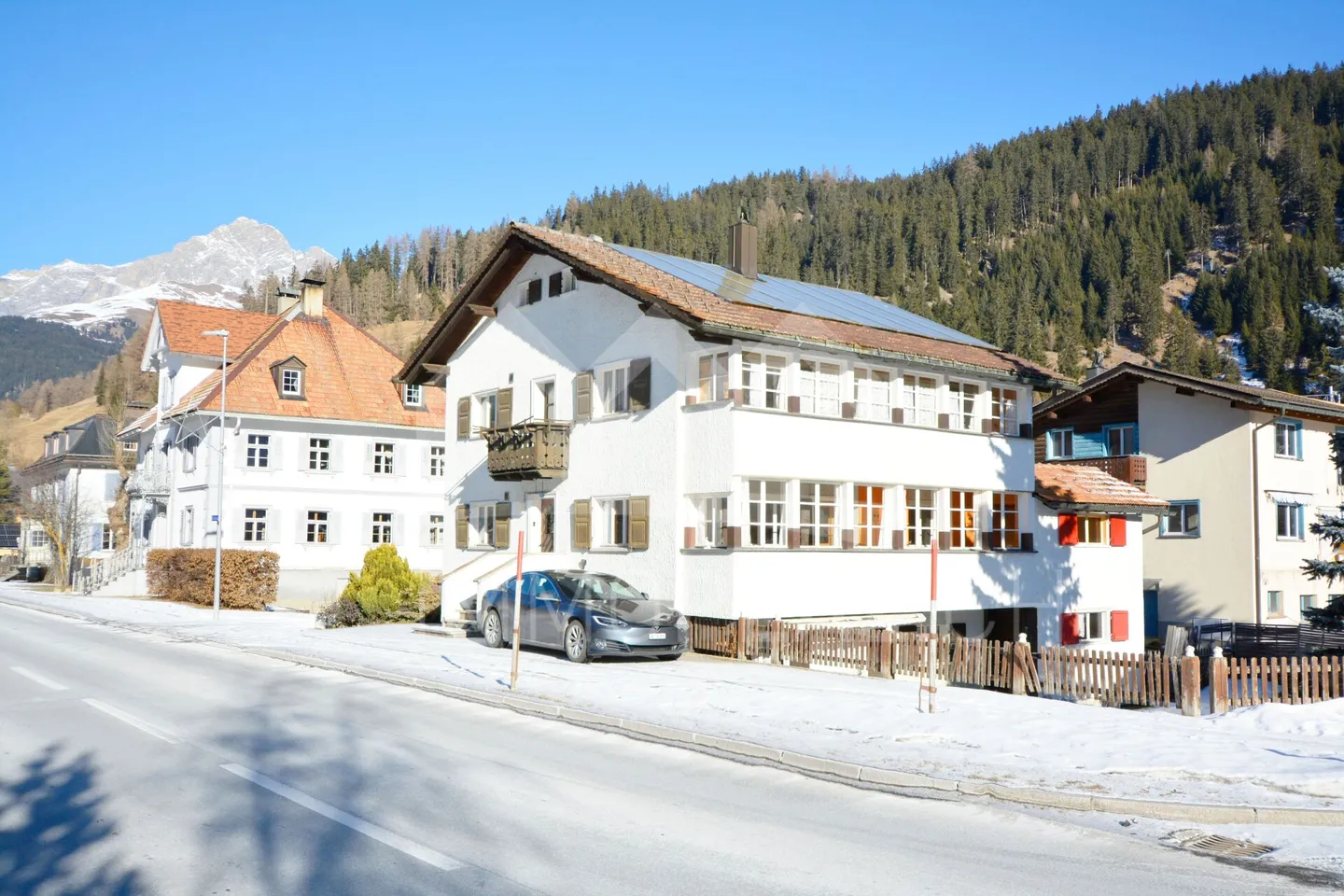 Maison bifamiliale avec potentiel d'aménagement près de Savognin - Photo 2 sur 10
