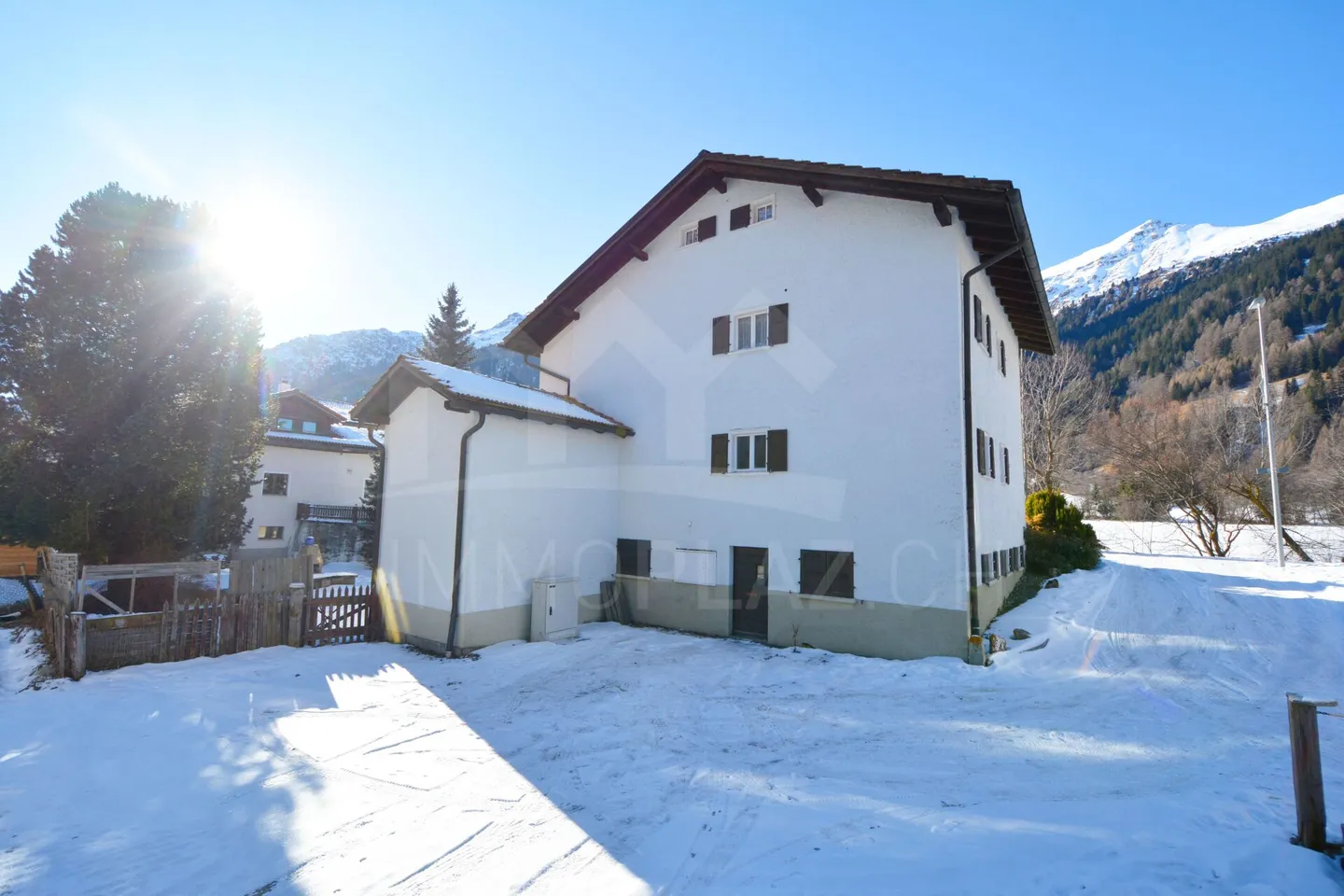 Maison bifamiliale avec potentiel d'aménagement près de Savognin - Photo 3 sur 10