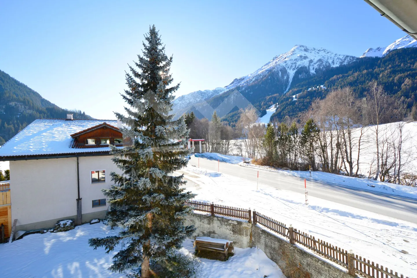 Maison bifamiliale avec potentiel d'aménagement près de Savognin - Photo 4 sur 10