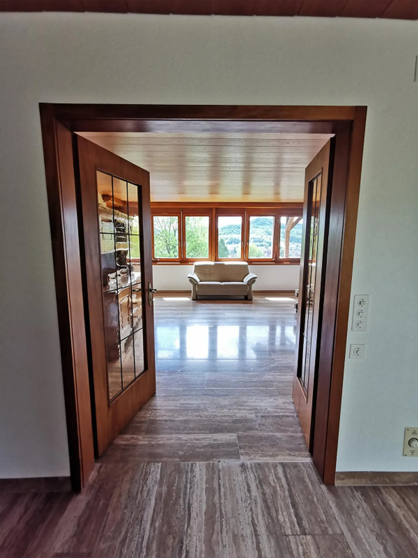 Ampia casa unifamiliare di 6 stanze con doppio garage, con vista panoramica - Foto 15 di 26