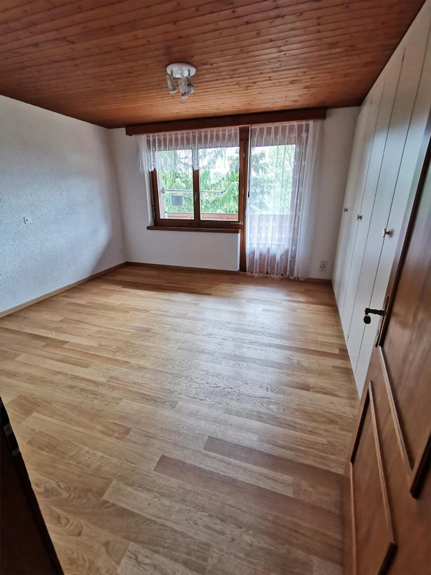 Ampia casa unifamiliare di 6 stanze con doppio garage, con vista panoramica - Foto 20 di 26