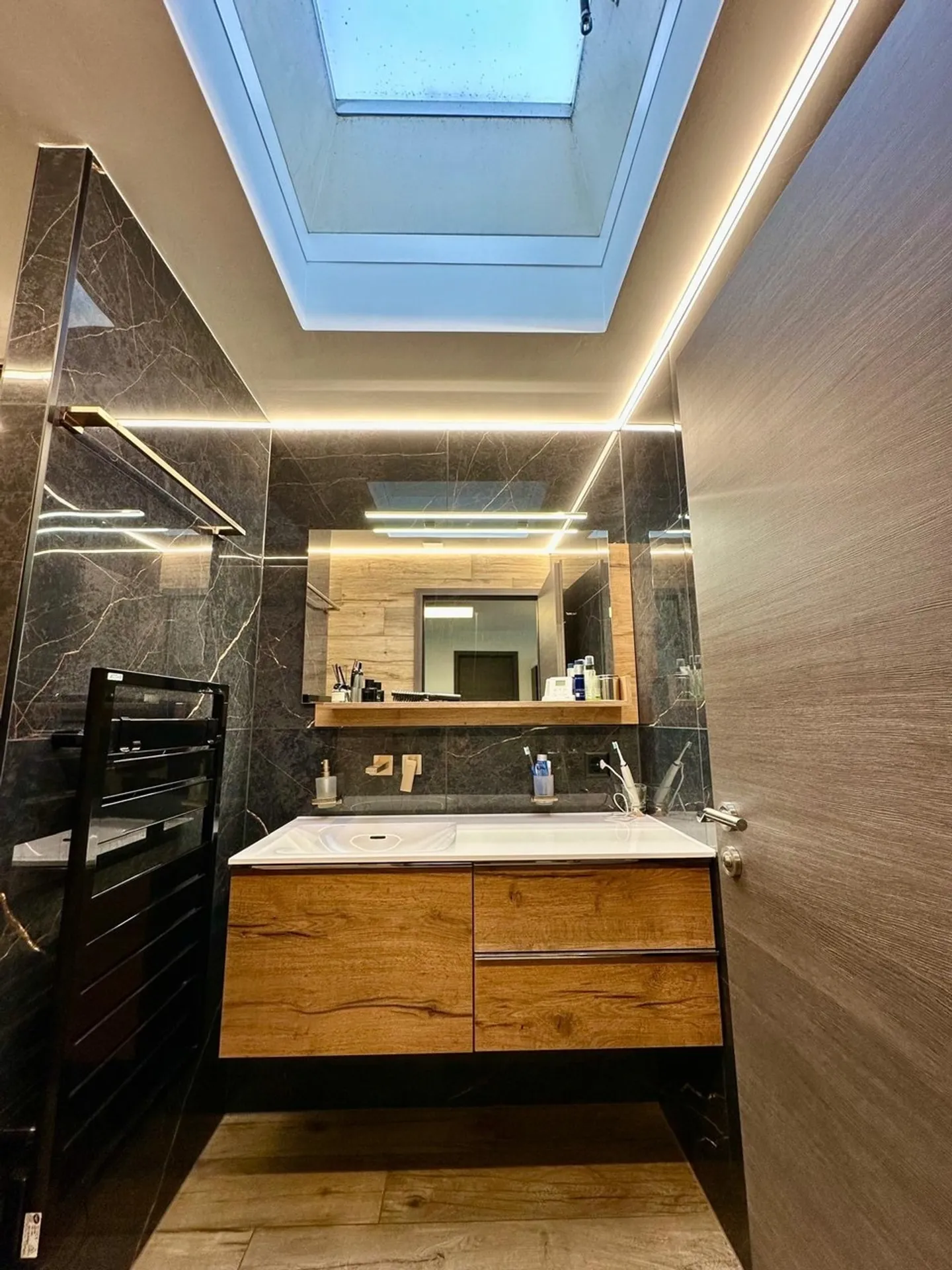 Modern penthouse apartment with large terrace and view - Photo 11 of 12