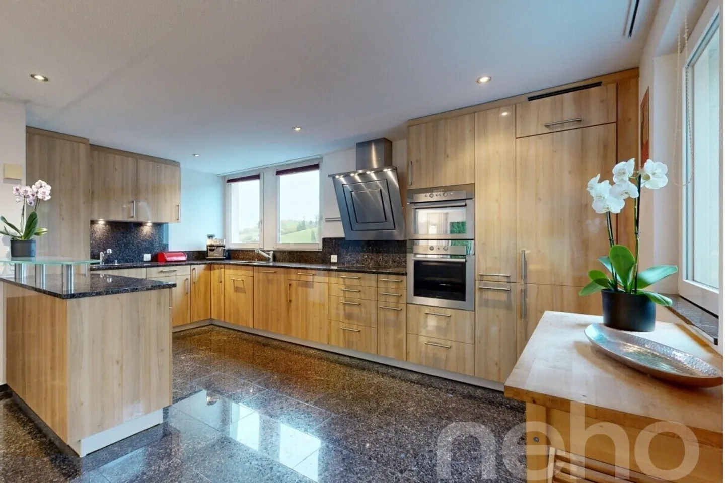 Family-friendly home with plenty of space, sunshine, and proximity to the city - Photo 2 of 12