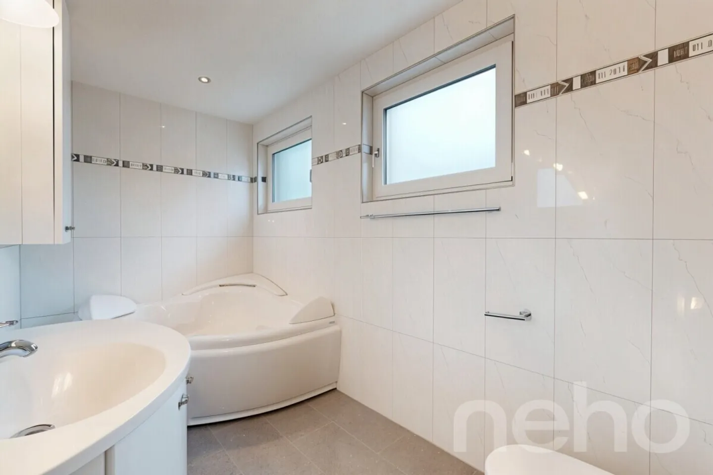 Family-friendly home with plenty of space, sunshine, and proximity to the city - Photo 9 of 12