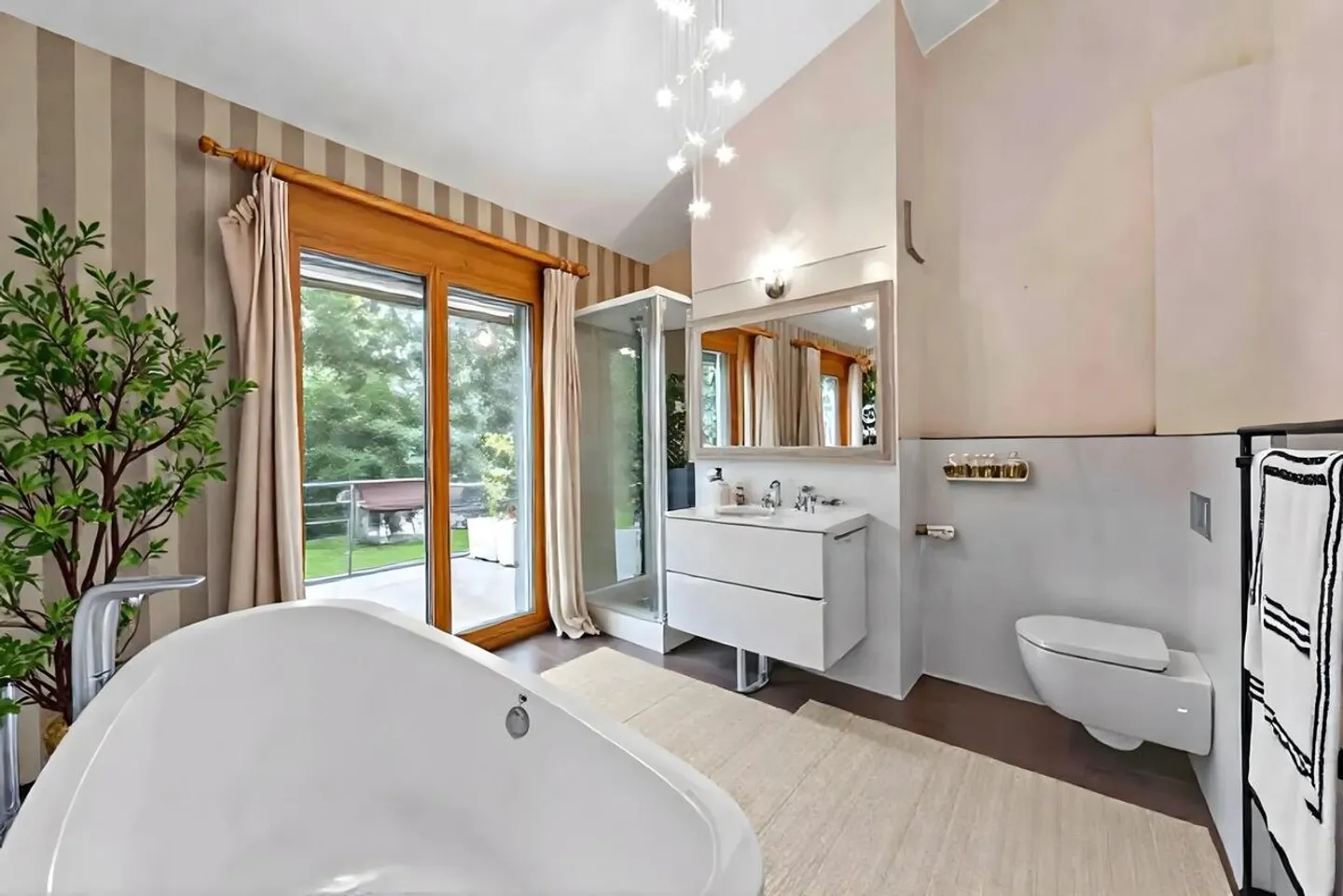 Magnifique maison principale à Versoix avec maison annexe dans un cadre verdoyant - Photo 8 sur 9