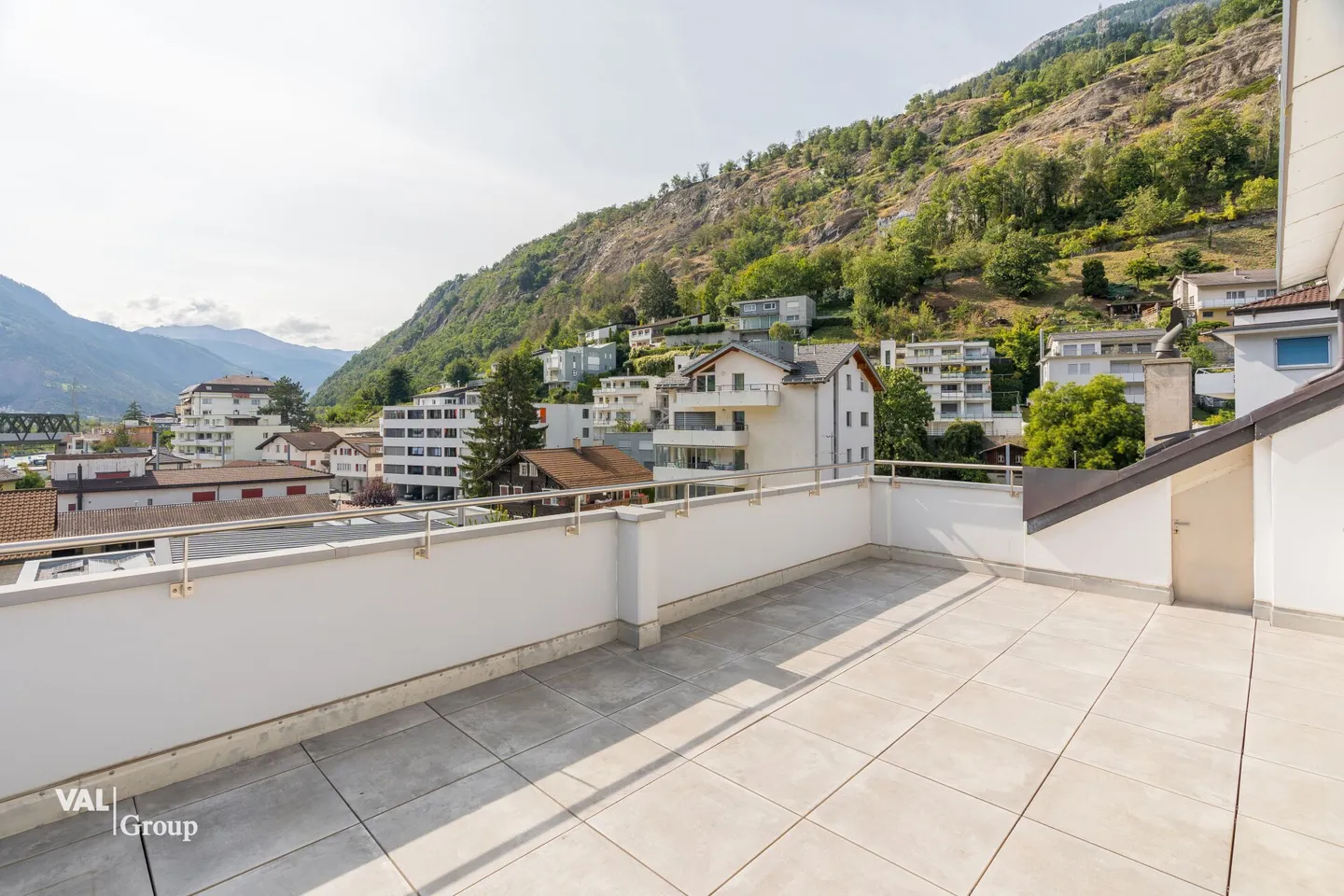 Esclusivo appartamento attico di 5,5 stanze con grande balcone nella migliore posizione a Naters - Foto 9 di 14