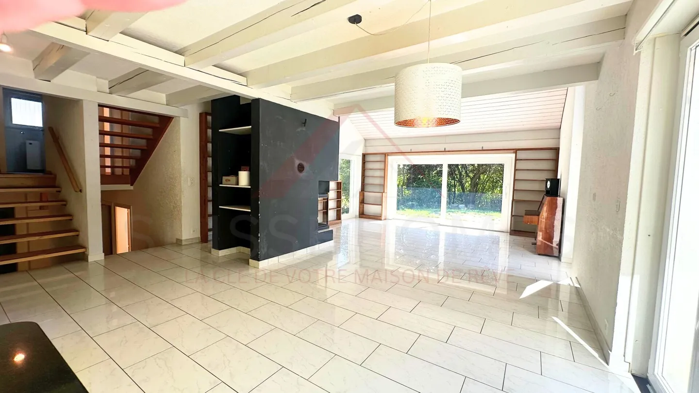 Living in Harmony - Large Family Villa with Bright Garden and 6 Bedrooms - Photo 2 of 8