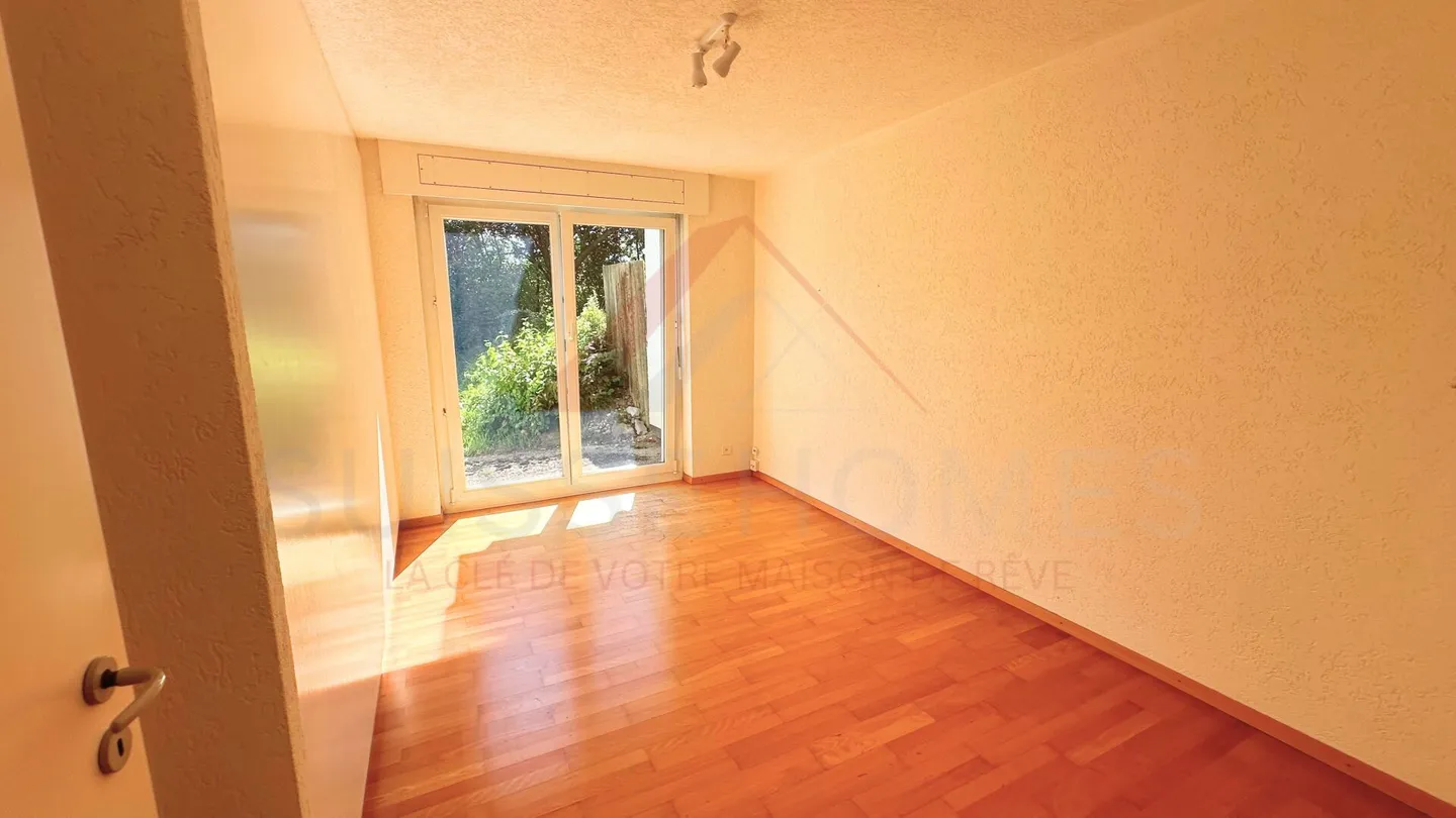 Living in Harmony - Large Family Villa with Bright Garden and 6 Bedrooms - Photo 5 of 8