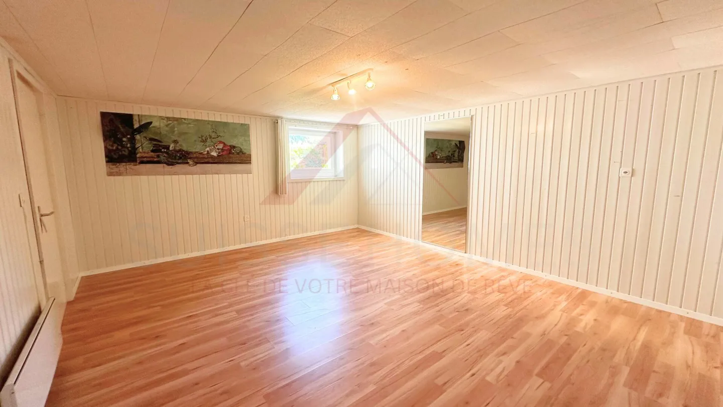 Living in Harmony - Large Family Villa with Bright Garden and 6 Bedrooms - Photo 4 of 8