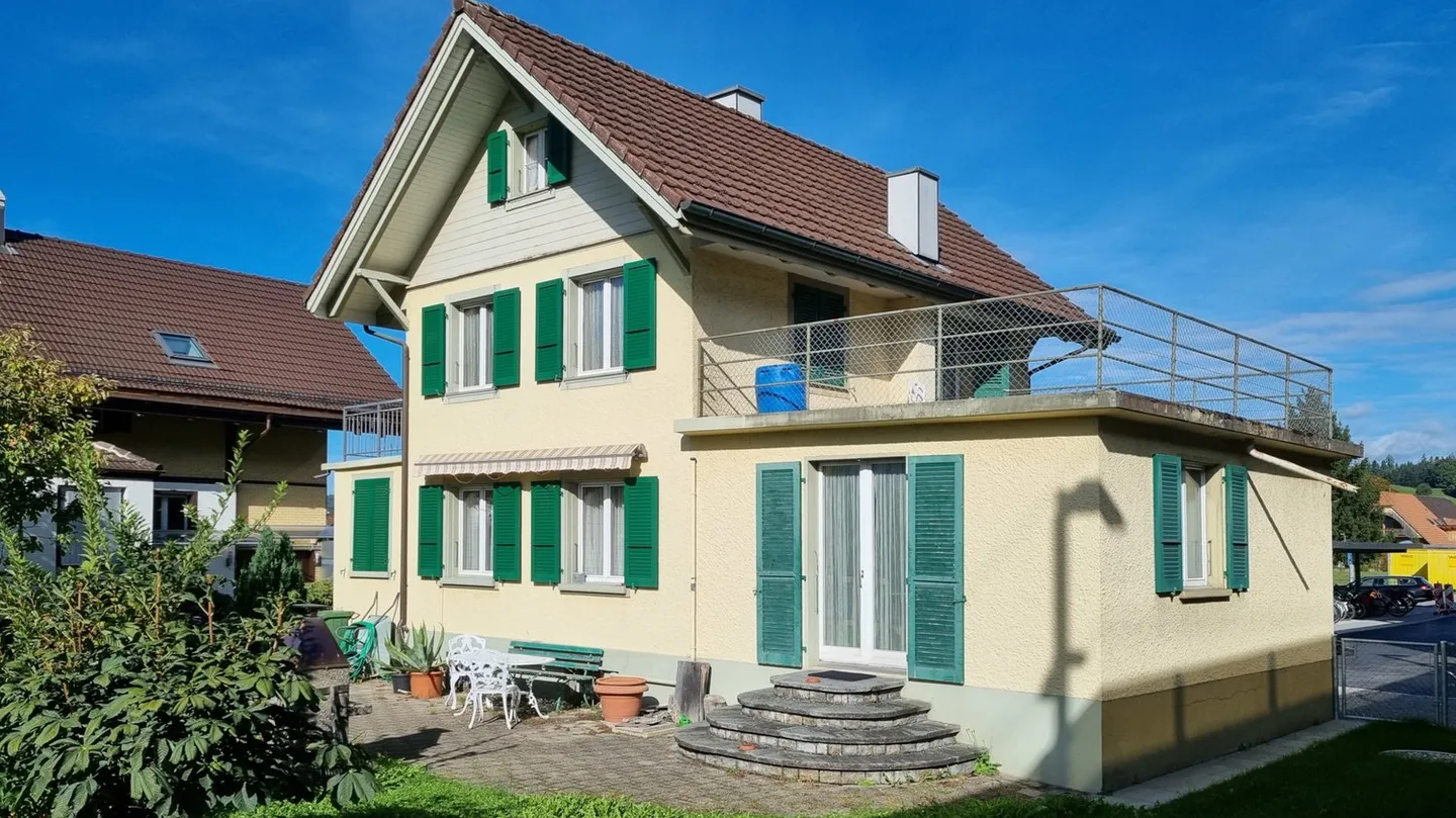 Affascinante casa unifamiliare di 5,5 locali con grande giardino a Heimberg - Foto 1 di 13