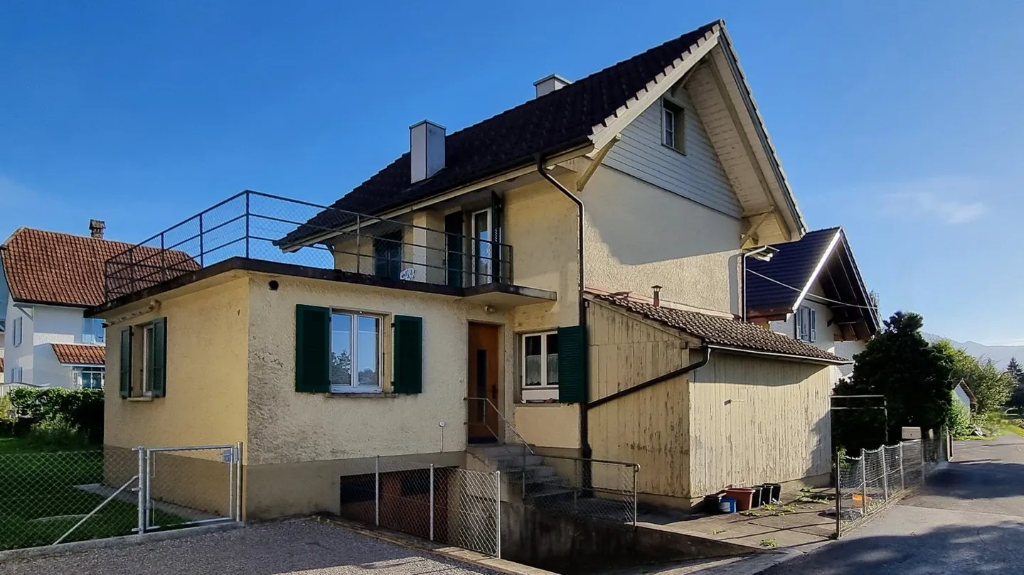 Affascinante casa unifamiliare di 5,5 locali con grande giardino a Heimberg - Foto 2 di 13