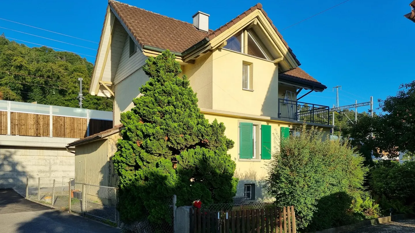 Affascinante casa unifamiliare di 5,5 locali con grande giardino a Heimberg - Foto 3 di 13
