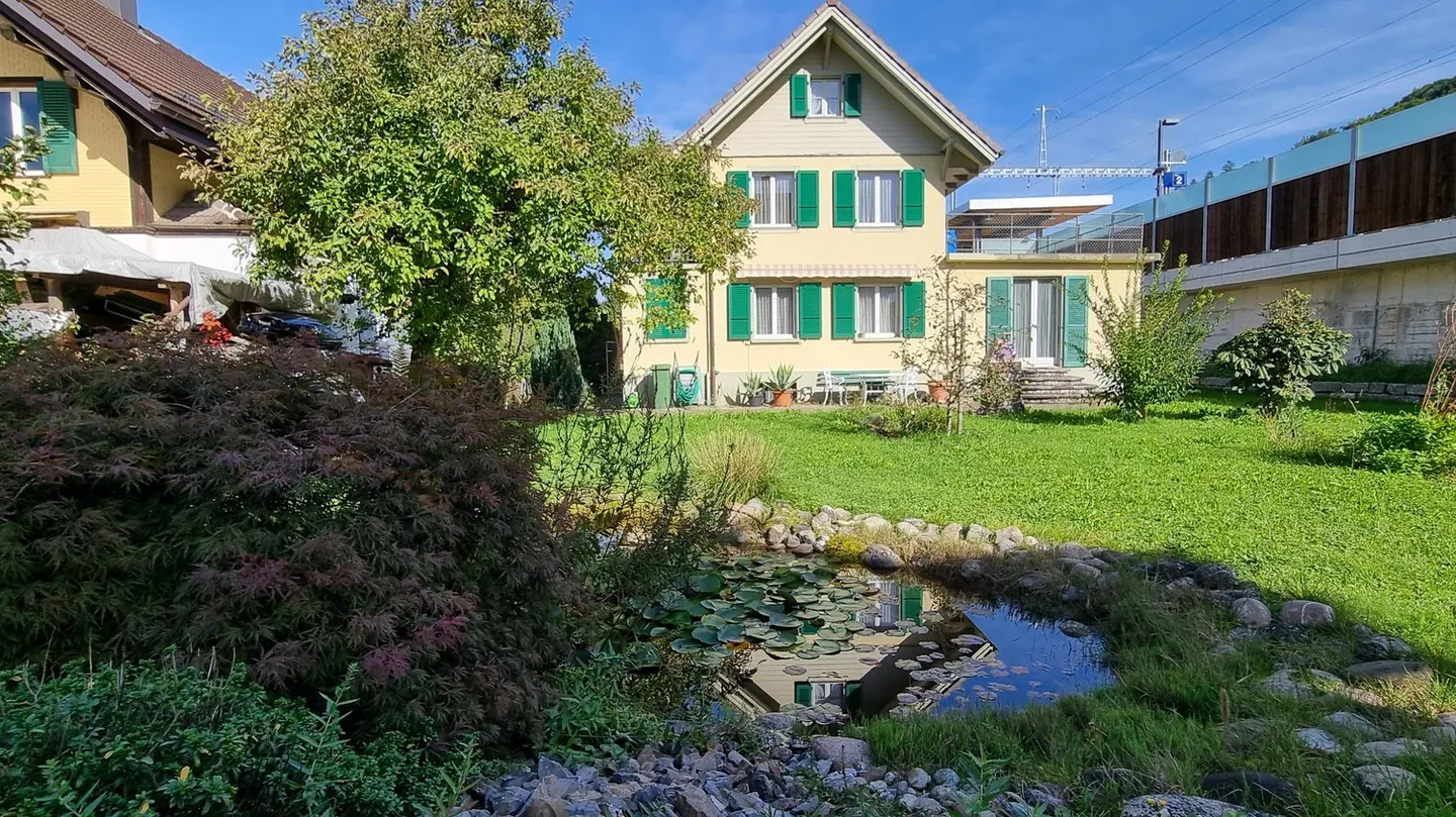 Affascinante casa unifamiliare di 5,5 locali con grande giardino a Heimberg - Foto 4 di 13