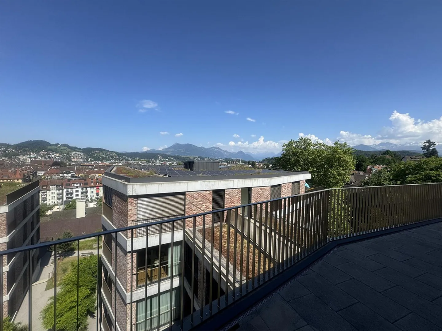 Au cœur de la nature dans la ville de Lucerne, il est possible de vivre confortablement - Photo 2 sur 6
