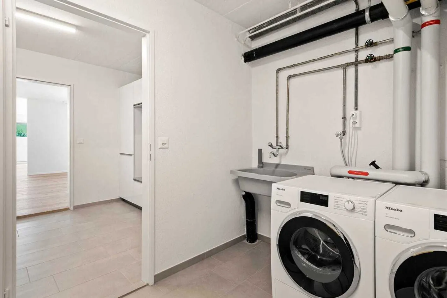 Appartamento con terrazza di 4,5 stanze con alta qualità abitativa a Beggingen - Foto 11 di 13