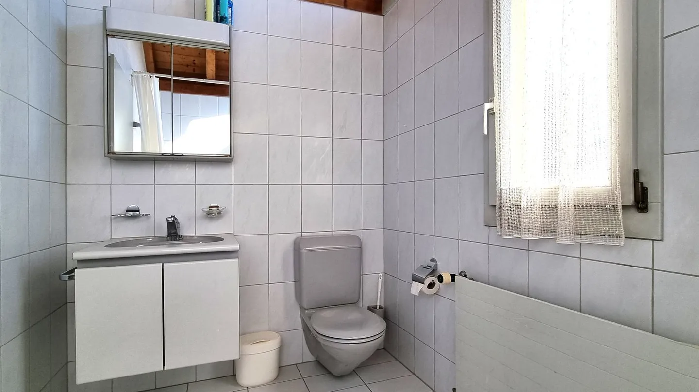 Affascinante casa unifamiliare di 5,5 locali con grande giardino a Heimberg - Foto 11 di 13