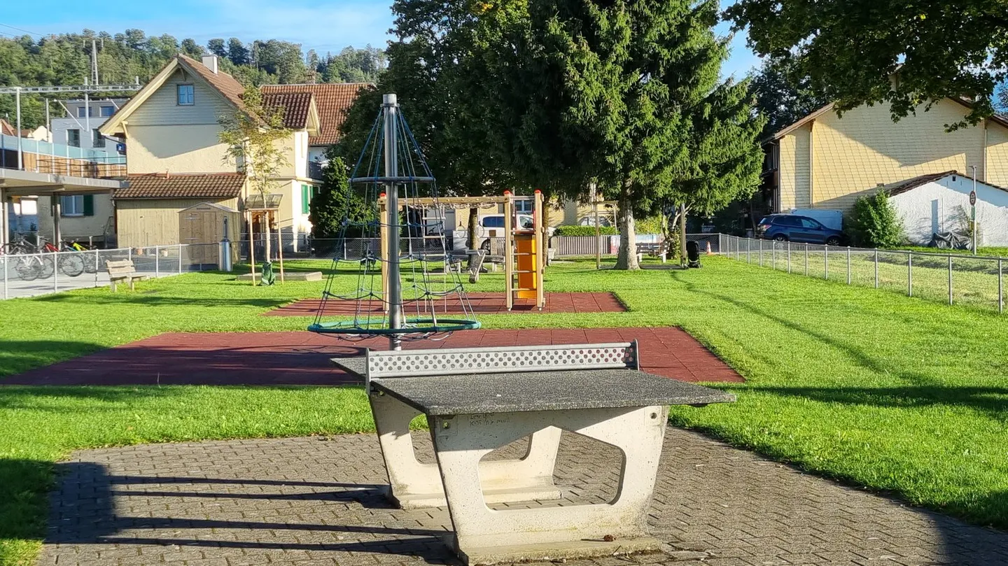 Affascinante casa unifamiliare di 5,5 locali con grande giardino a Heimberg - Foto 12 di 13