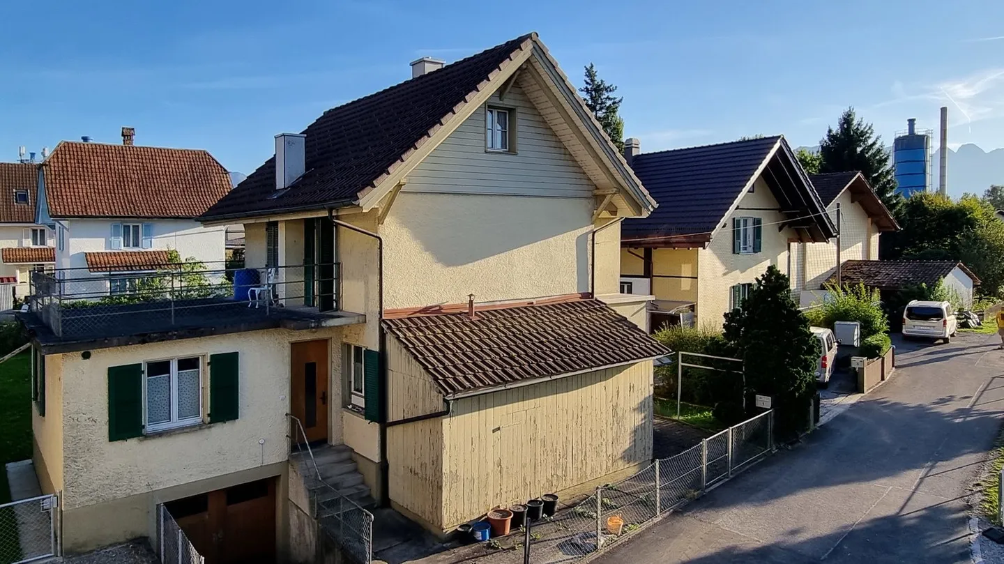 Affascinante casa unifamiliare di 5,5 locali con grande giardino a Heimberg - Foto 13 di 13