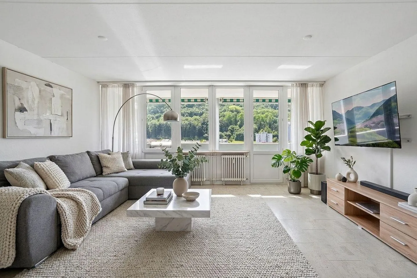 Exclusive 2.5-room apartment on the upper floor with panoramic views in Baden - Photo 2 of 13