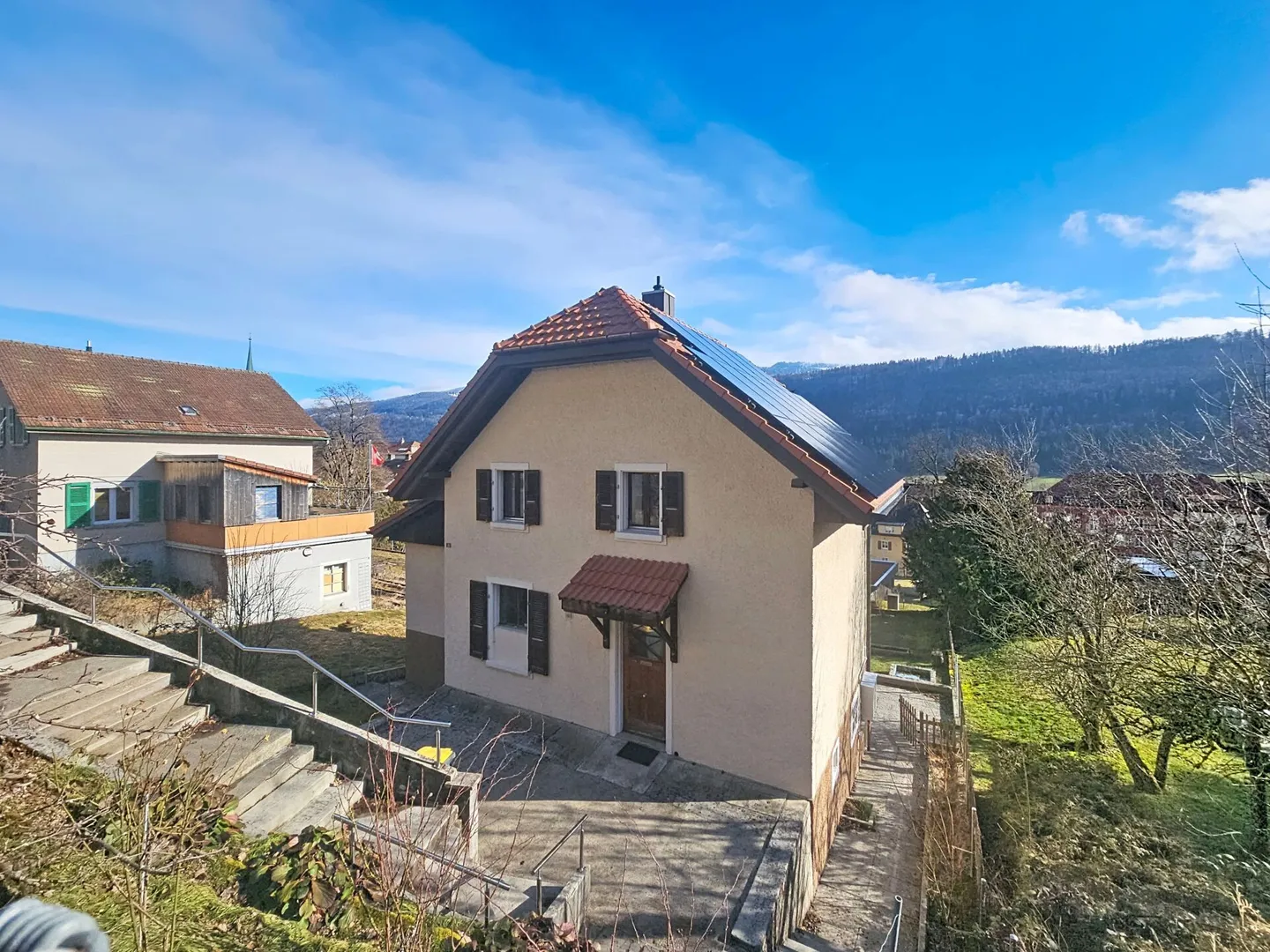 Casa di 5,5 stanze con grande giardino a Saint-Imier - Foto 1 di 16