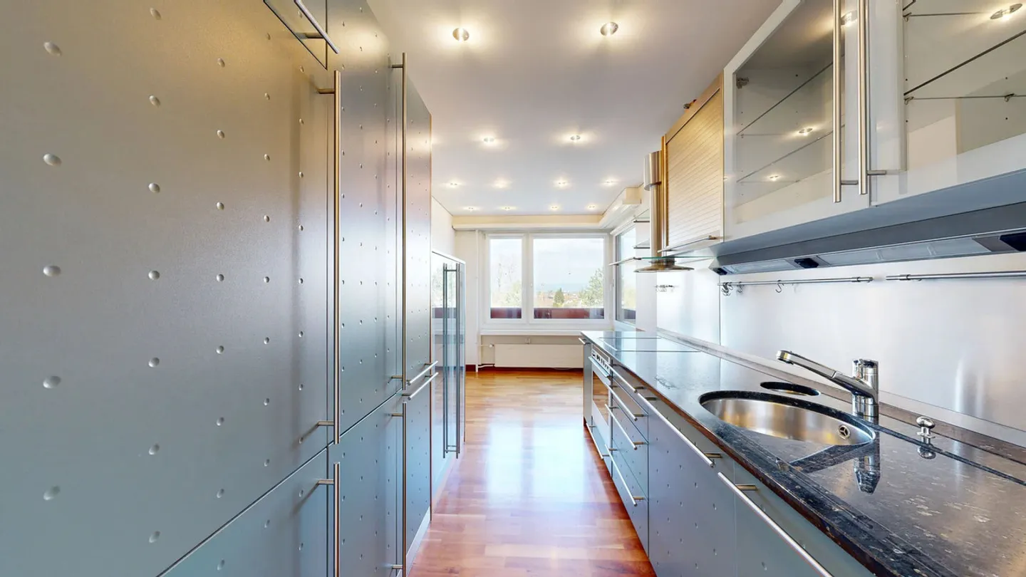 Appartamento centrale di 4 stanze con balconi - Foto 8 di 23