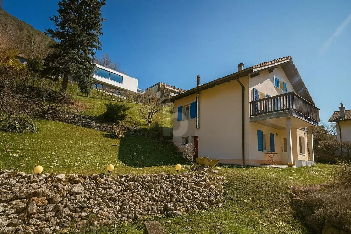 Bella casa con 2 unità in una zona tranquilla - Foto 1 di 6