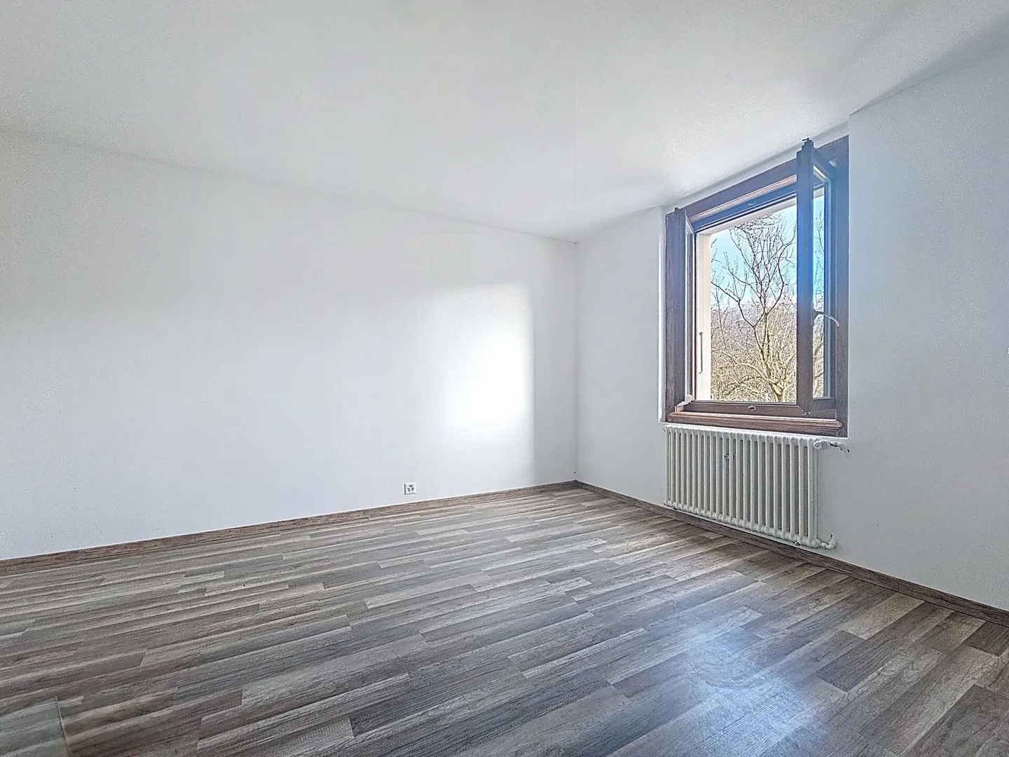 Casa di 5,5 stanze con grande giardino a Saint-Imier - Foto 12 di 16