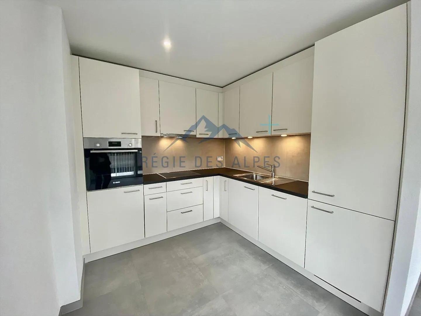 2.5 Room Apartment - Photo 3 of 7