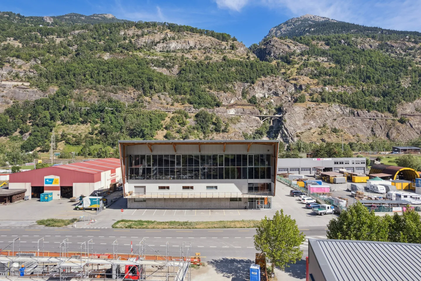 Storage space of approx. 2100 m2 - Good access - Close to facilities - Photo 3 of 4