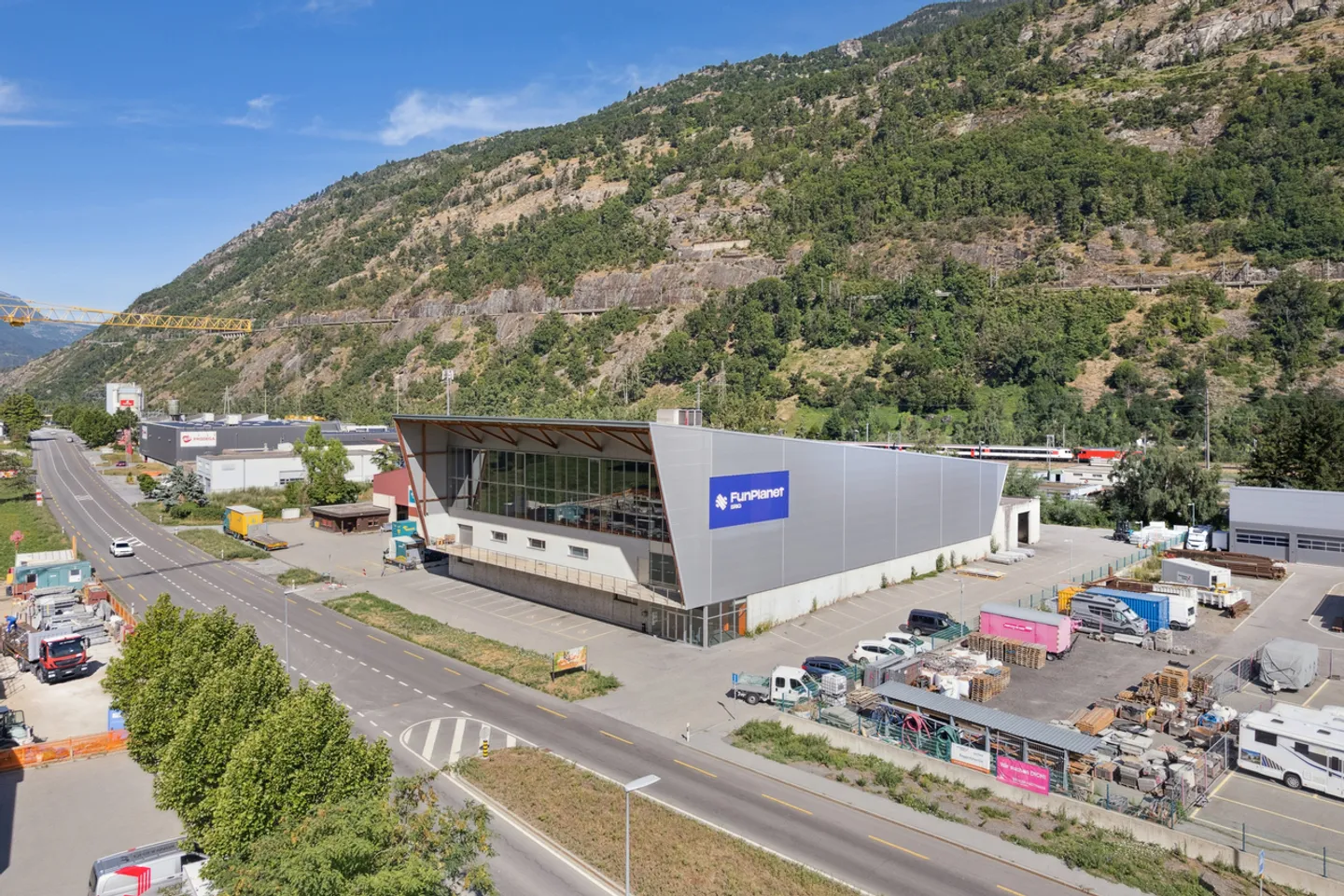 Storage space of approx. 2100 m2 - Good access - Close to facilities - Photo 2 of 4