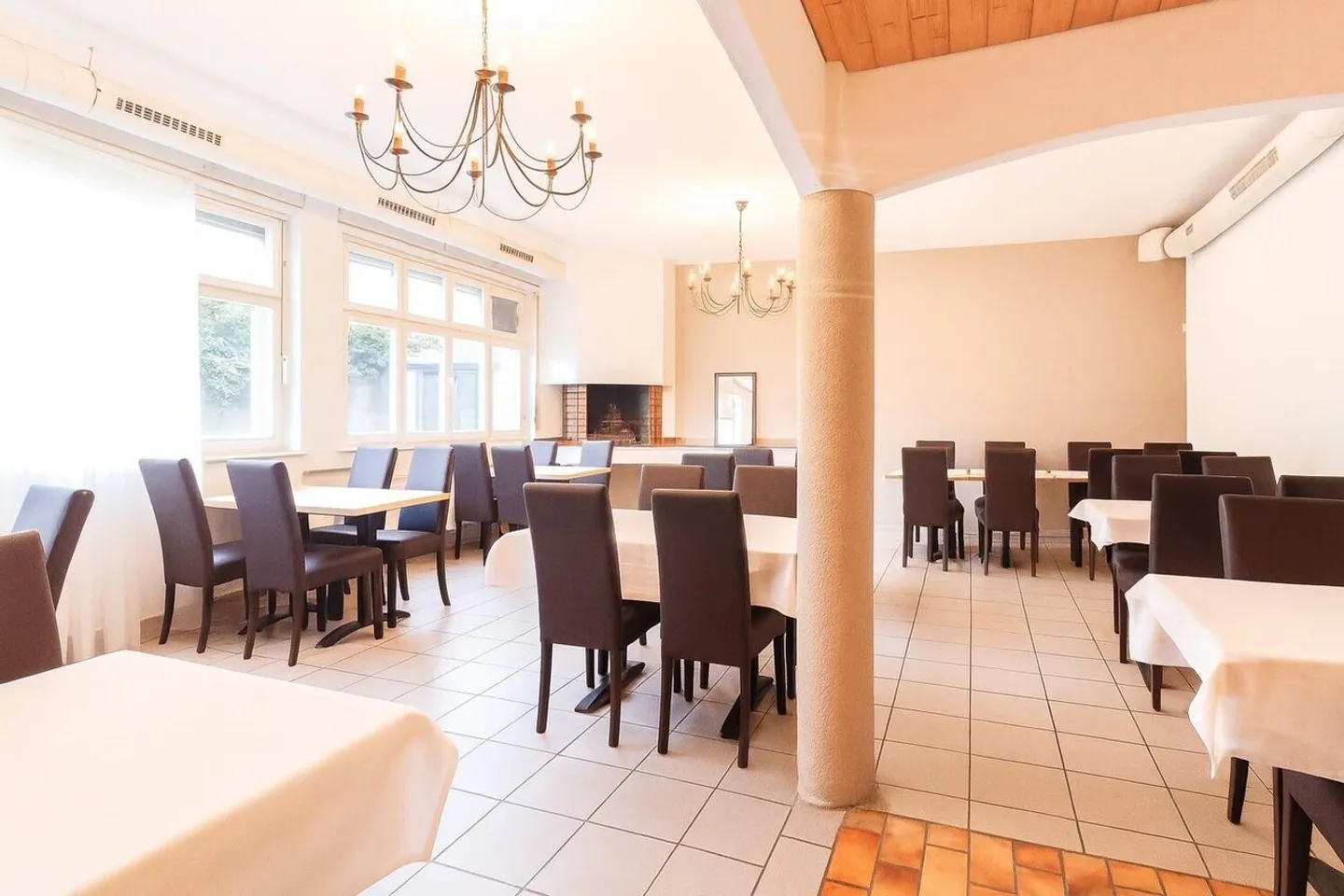 Ristorante attraente con sala eventi e grande terrazza in affitto - Foto 4 di 13