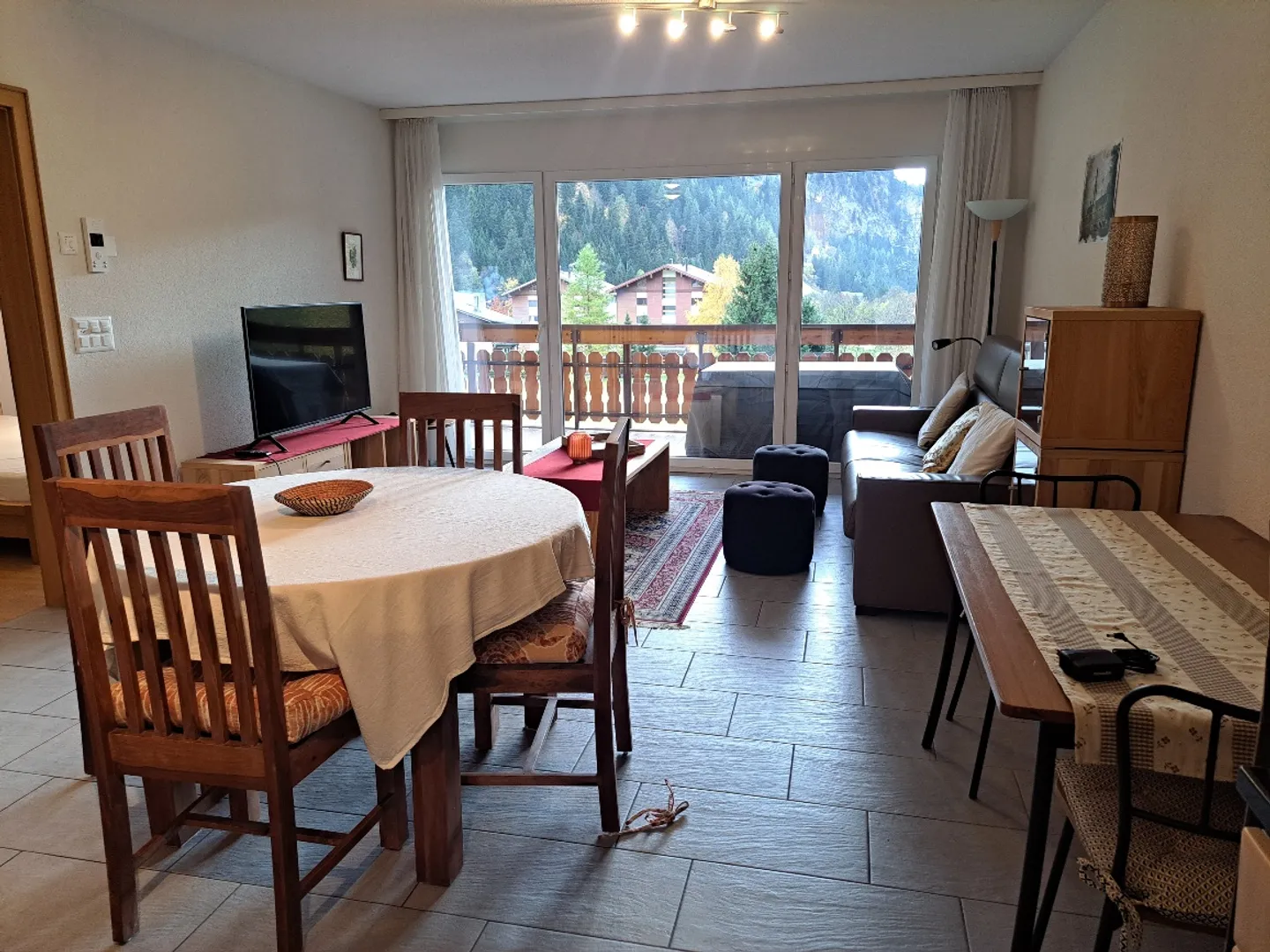 Edificio residenziale 2.5-13, moderno appartamento di 2.5 stanze in posizione tranquilla con grande balcone e bella vista - Foto 3 di 7