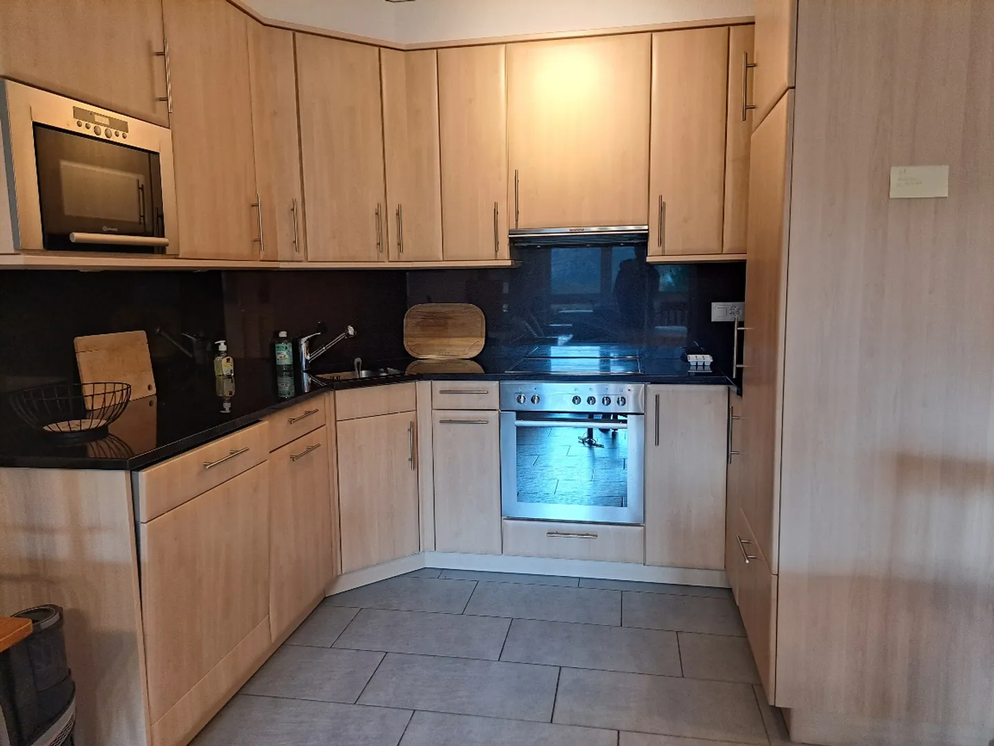 Edificio residenziale 2.5-13, moderno appartamento di 2.5 stanze in posizione tranquilla con grande balcone e bella vista - Foto 4 di 7