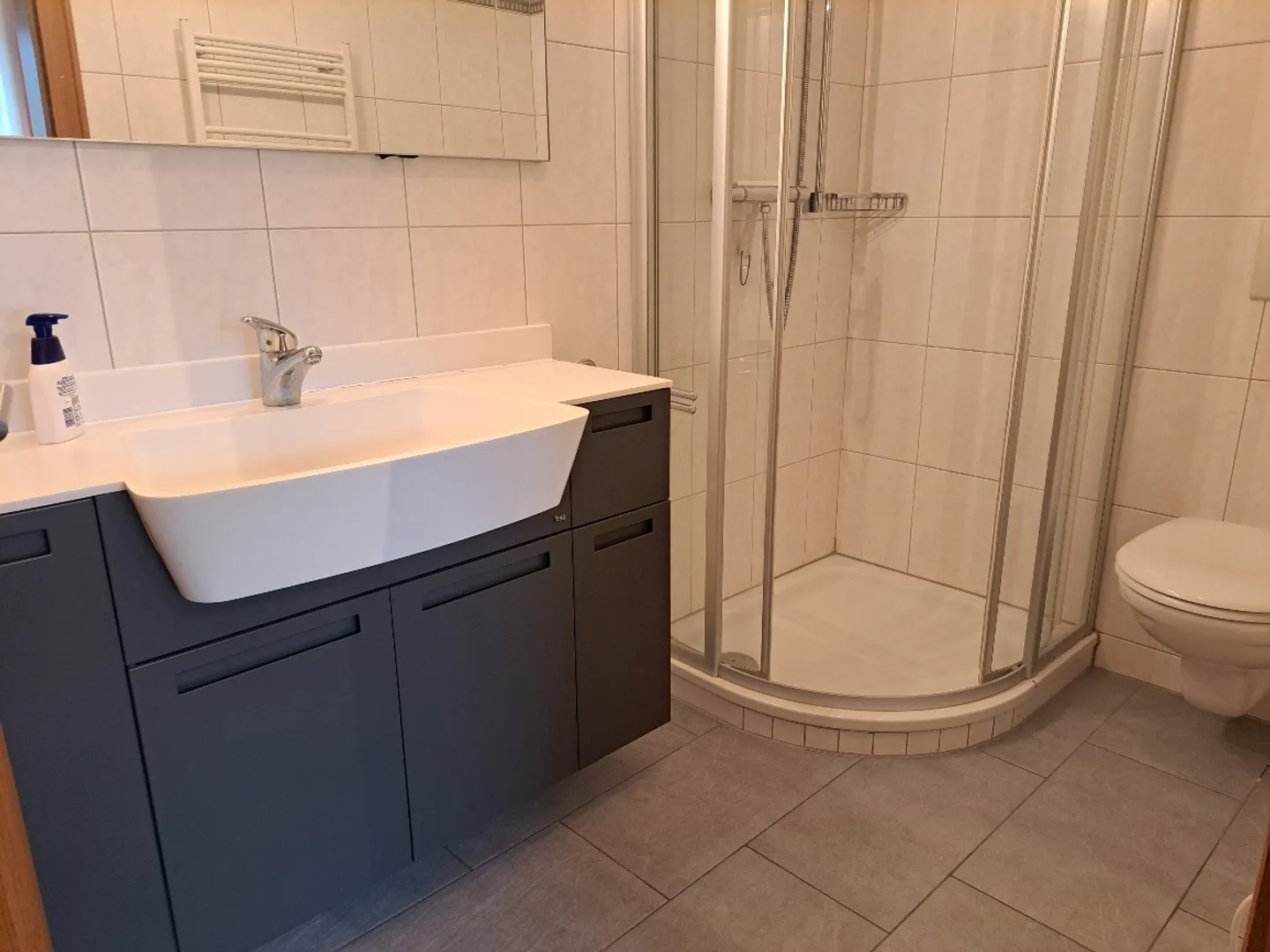 Edificio residenziale 2.5-13, moderno appartamento di 2.5 stanze in posizione tranquilla con grande balcone e bella vista - Foto 6 di 7