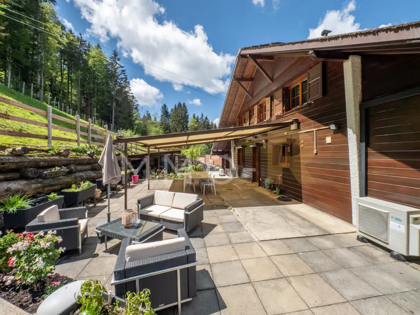 Individual chalet with land of 1018m2 and potential to create an apartment - Photo 2 of 10