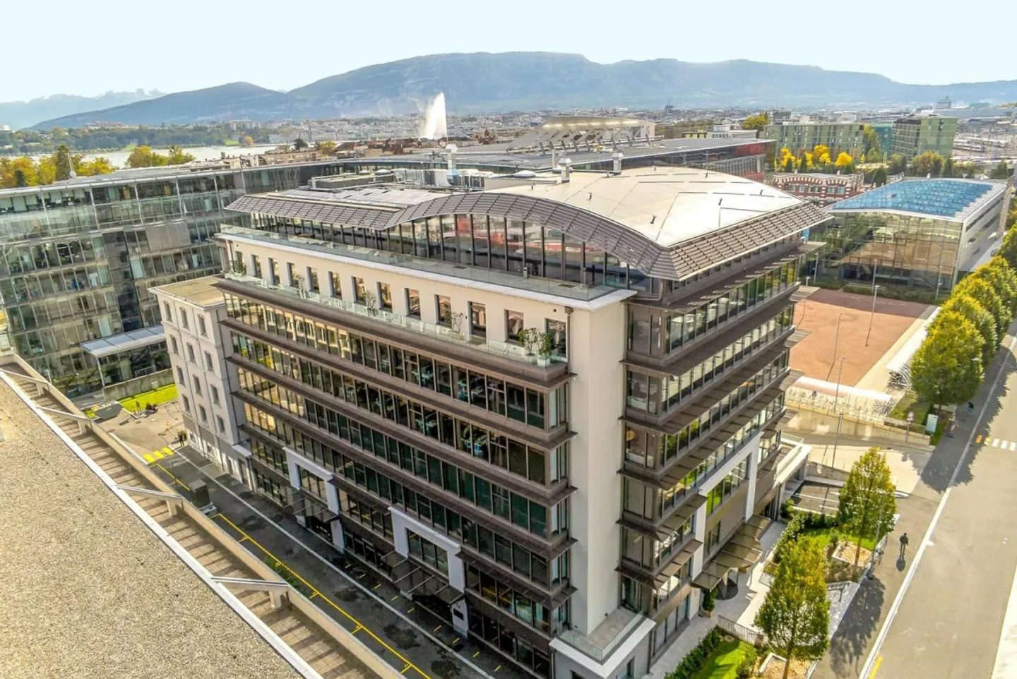 4'000m² de surfaces d'activités dans le prestigieux quartier des Nations Unies - Photo 2 sur 7