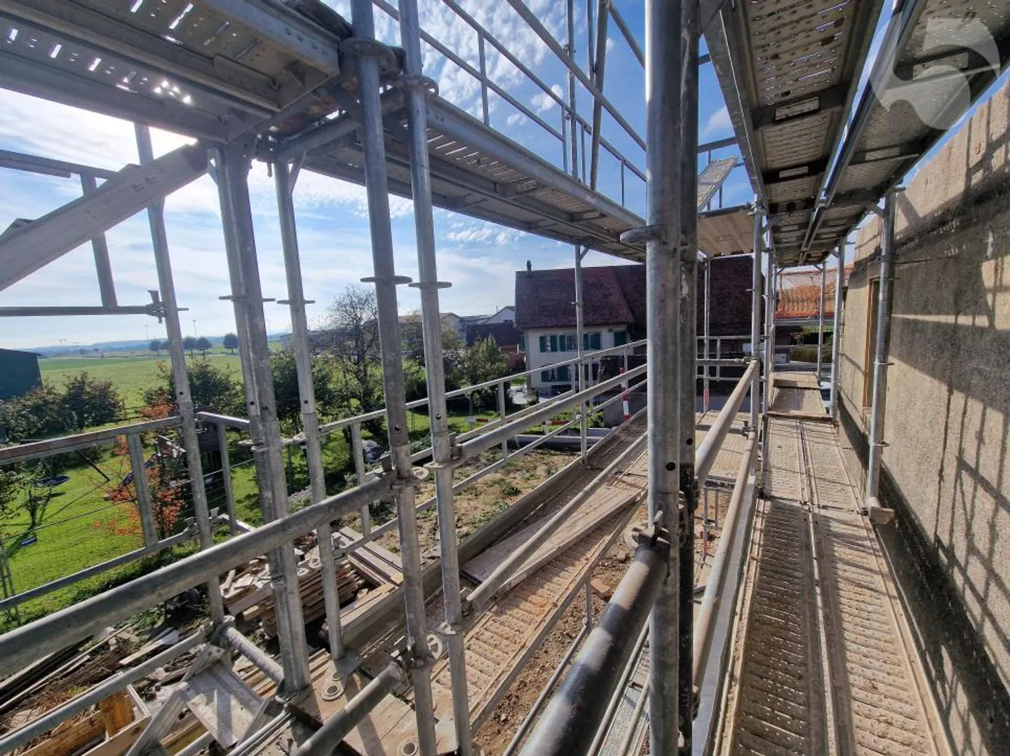 Villars-le-Terroir : appartement de 130 m2 modulable en 4,5 pcs ou 5,5 pcs avec joli balcon Sud-Ouest - Photo 2 sur 13