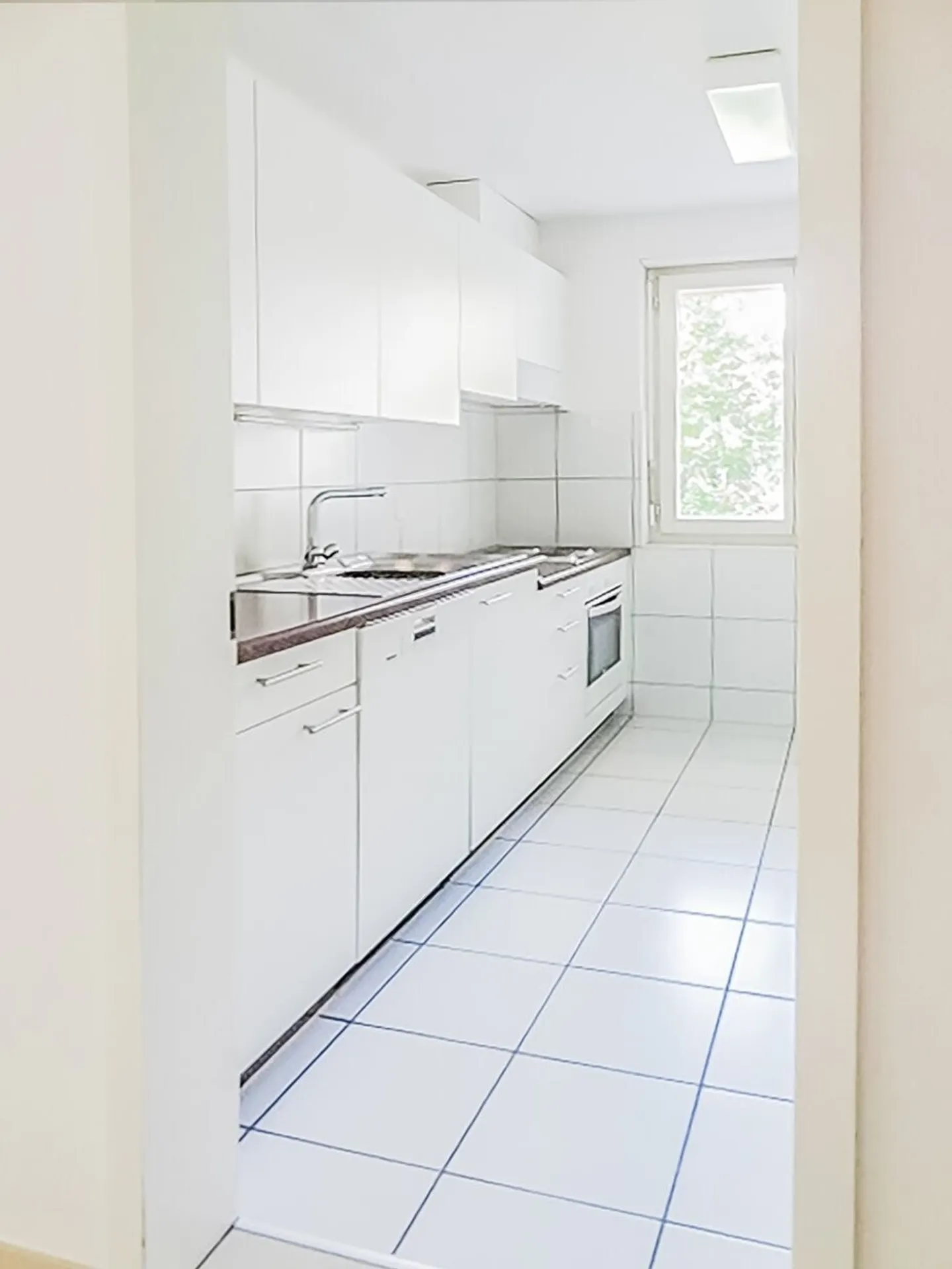 Spacious 3.5-Room Apartment - Photo 2 of 5