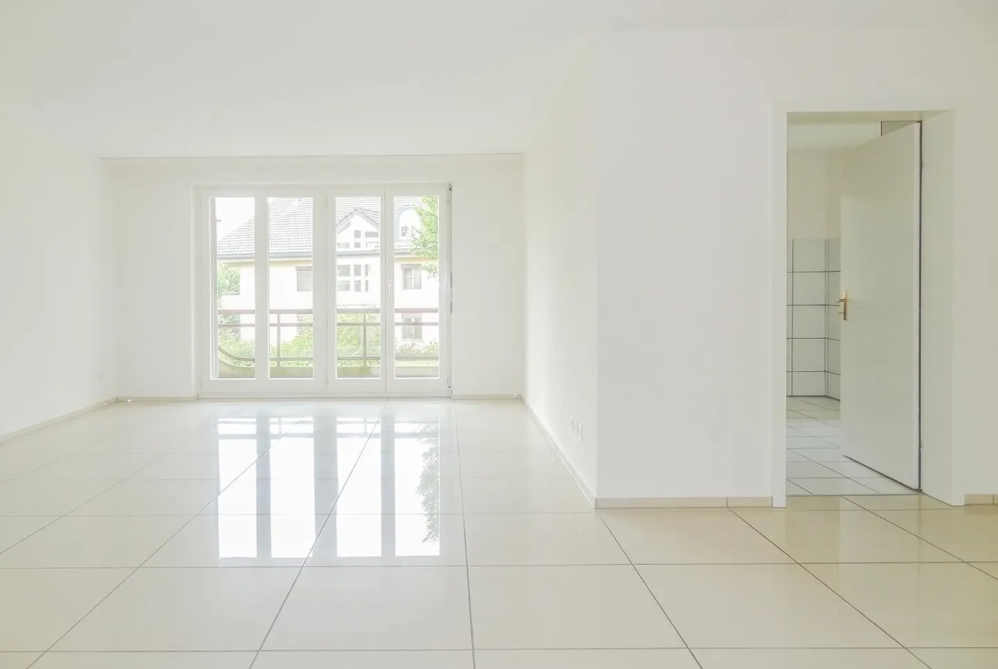 Spacious 3.5-Room Apartment - Photo 3 of 5