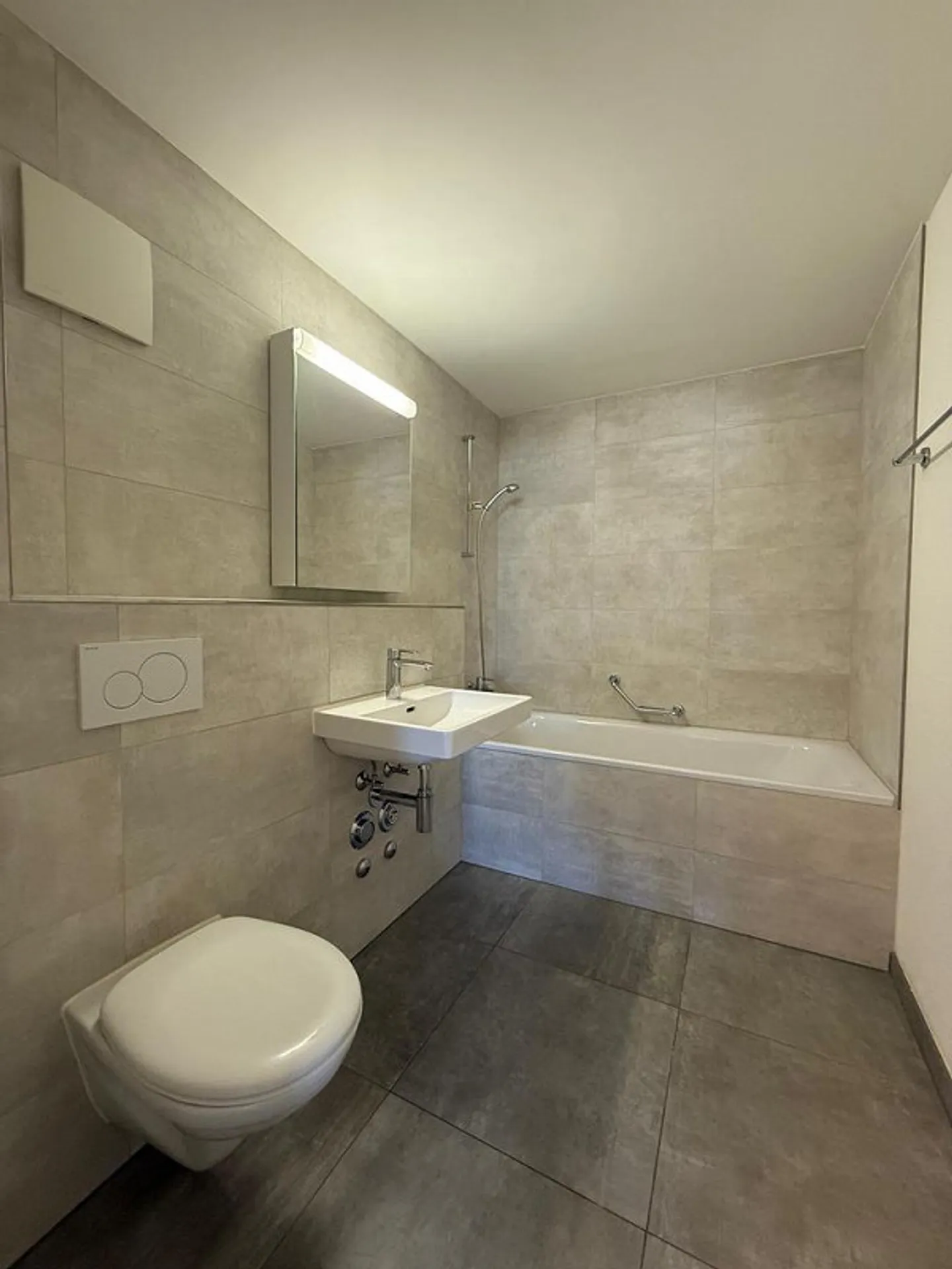Appartamento moderno di 4,5 locali al 2° piano con due balconi - Foto 6 di 12