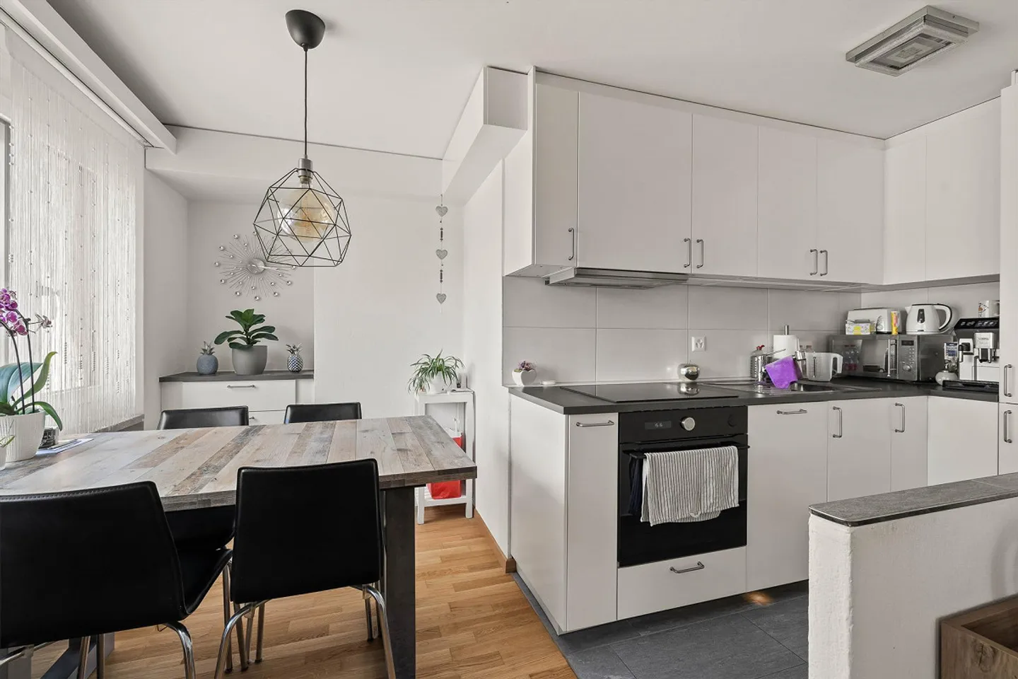 Casa plurifamiliare con 5 unità abitative e riserva di terreno adiacente - Foto 4 di 17